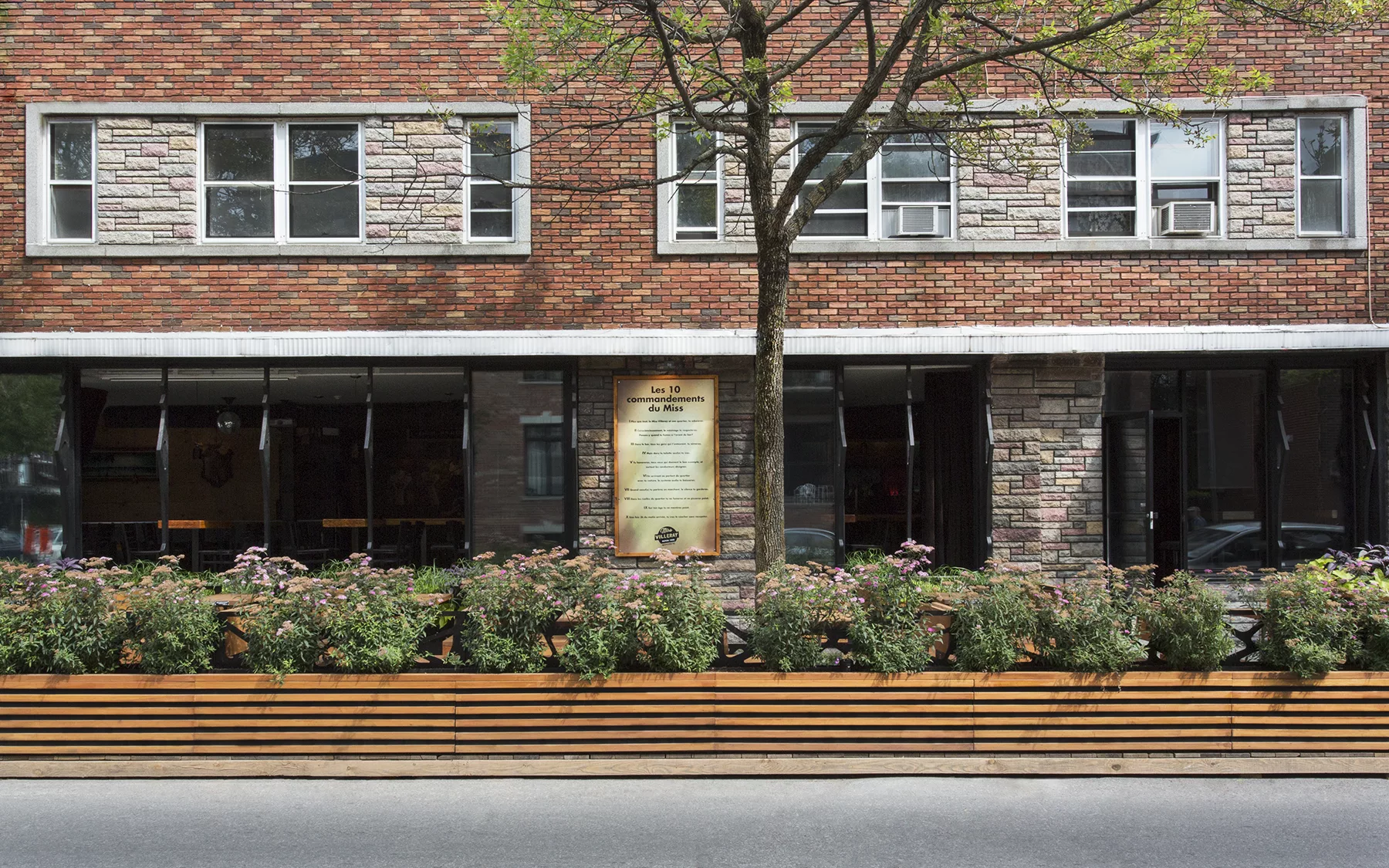 La facade du bar Miss Villeray à Montréal, avec la terrasse designée par Taktik design en devanture.