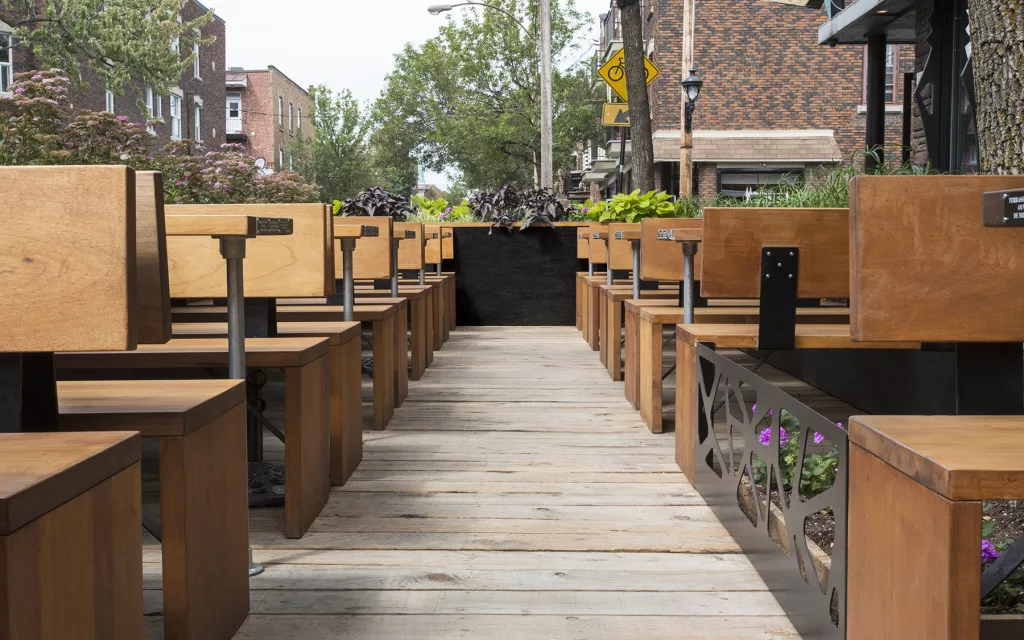 L'allé principale de la terrasse du miss Villeray permet de se déplacer facilement dans une allée de banquettes de bois.