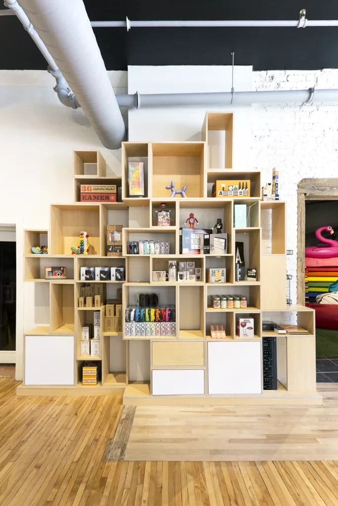 Une étagère murale composée de différentes caisses de bois dans la boutique Nuspace.