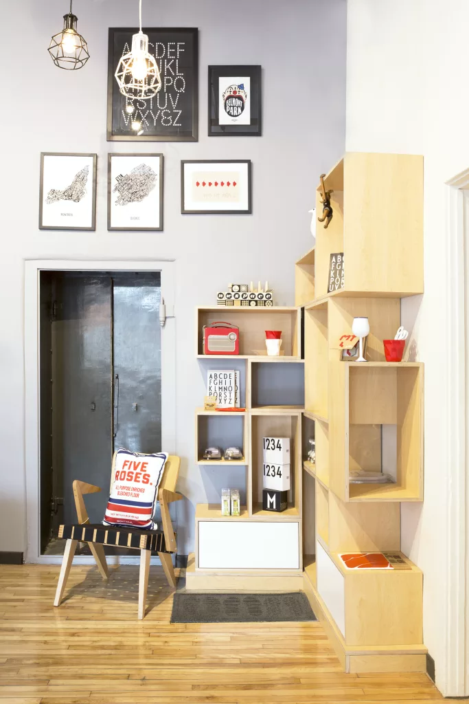 Une coin composé d'étagères de cubes de bois de la boutique.