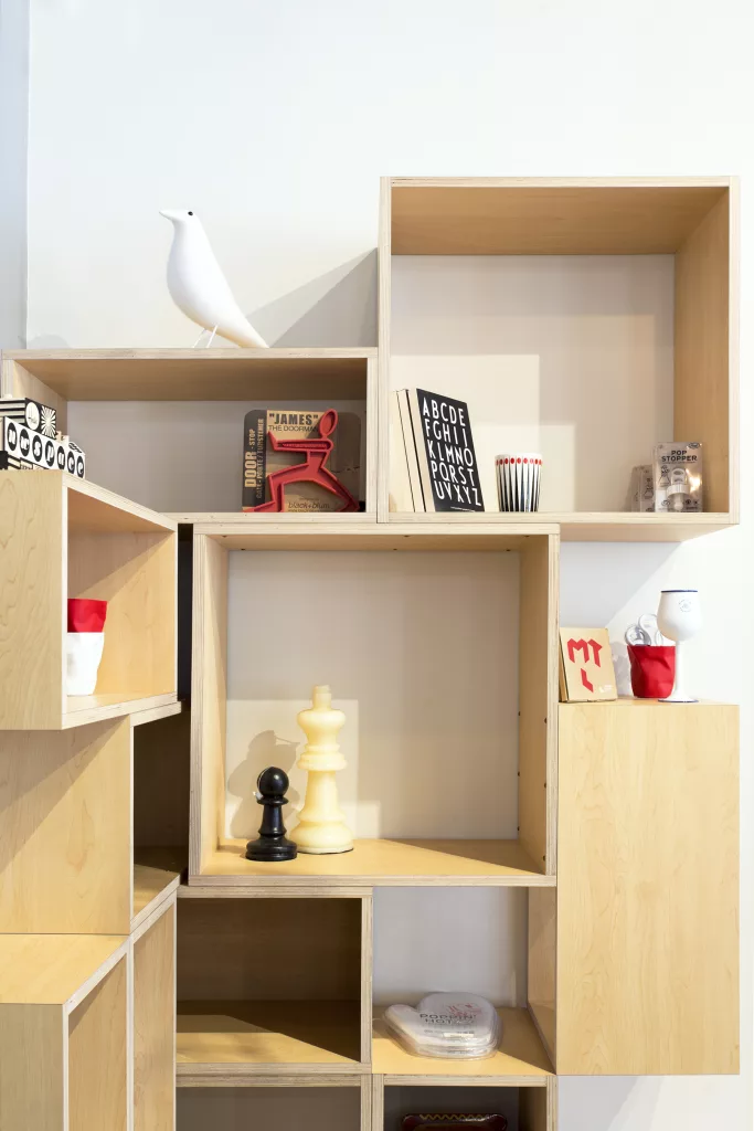Un gros pla sur une étagère de cubes de la boutique Nuspace.