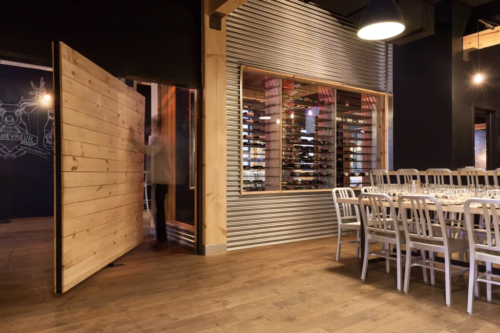 Un mur de bois pivotant permet d'ouvrir et de fermer une section entière du restaurant O'Chevreuil.