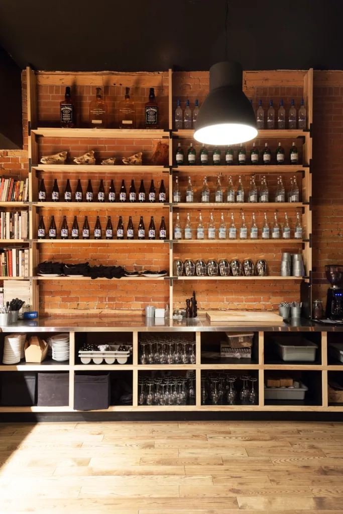 L'étagère de bois conçue par Taktik design pour le restaurant O'Chevreuil.