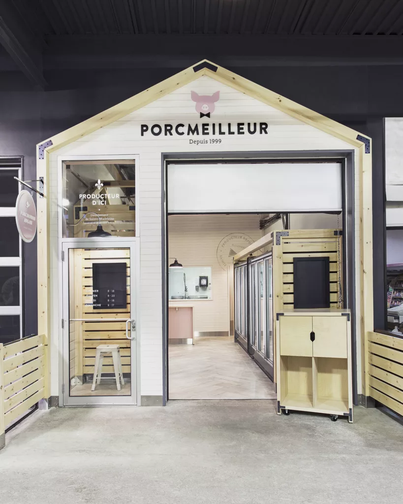 La forme de la facade de la boutique Porcmeilleur rappelle les formes de la maison de ferme.