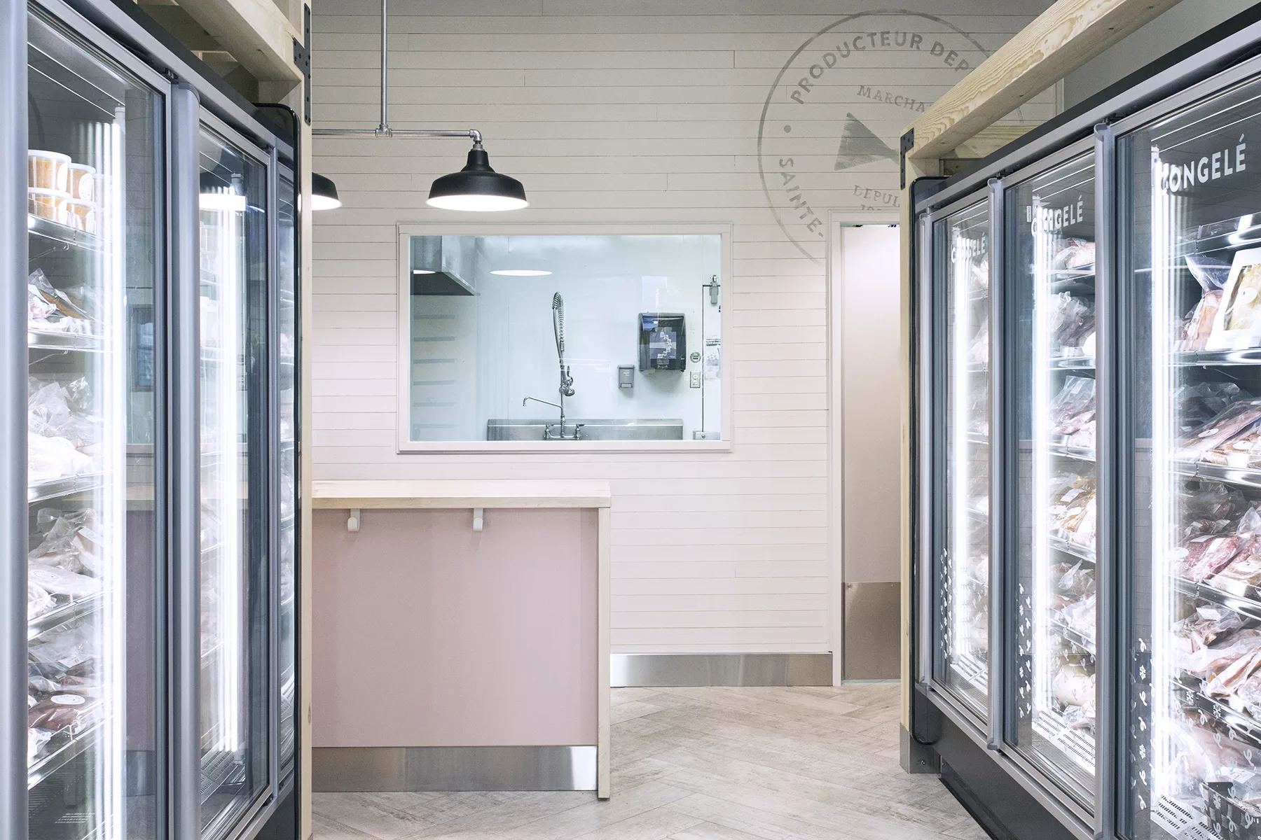 L'intérieur de la boucherie Porcmeilleur du marché Jean_talon à Montréal, designée et réalisée par Taktik design.