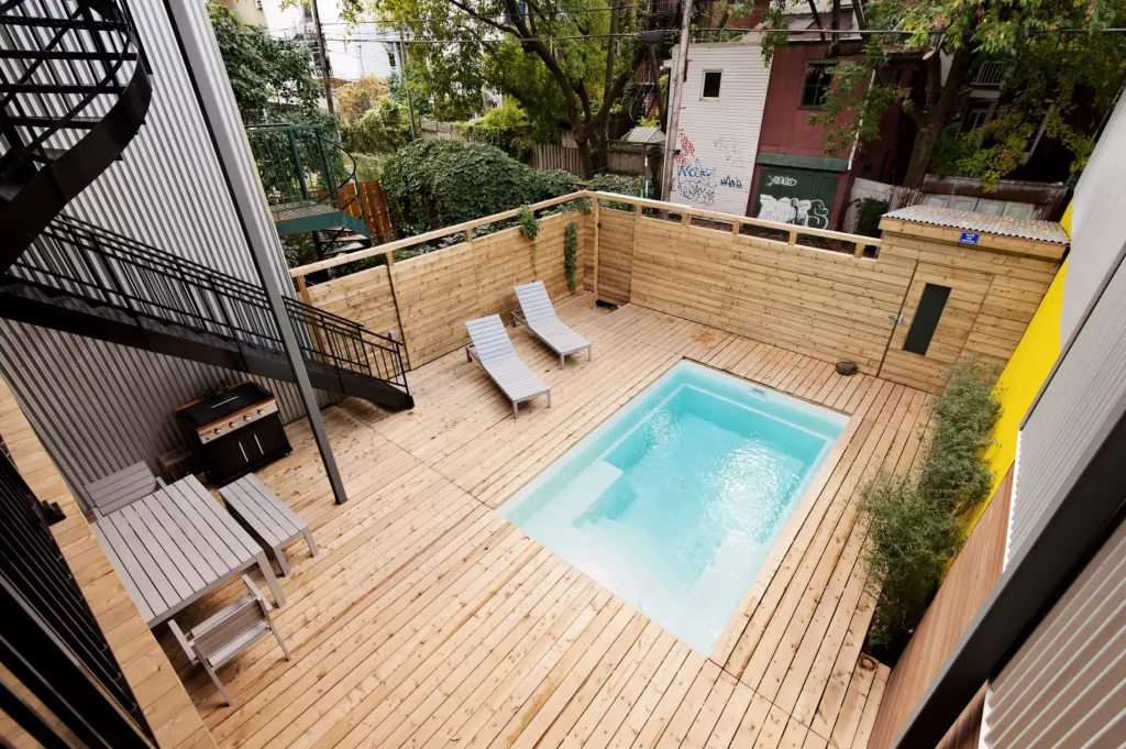 La piscine du triple vue du balcon.