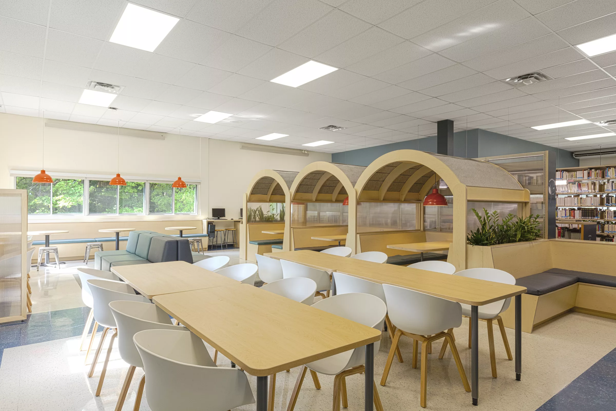 Une vue générale de l'aménagement de la Bibliothèque du Collège Saint-Hilaire. On y voit un espace lumineux conçu par Taktik Design.