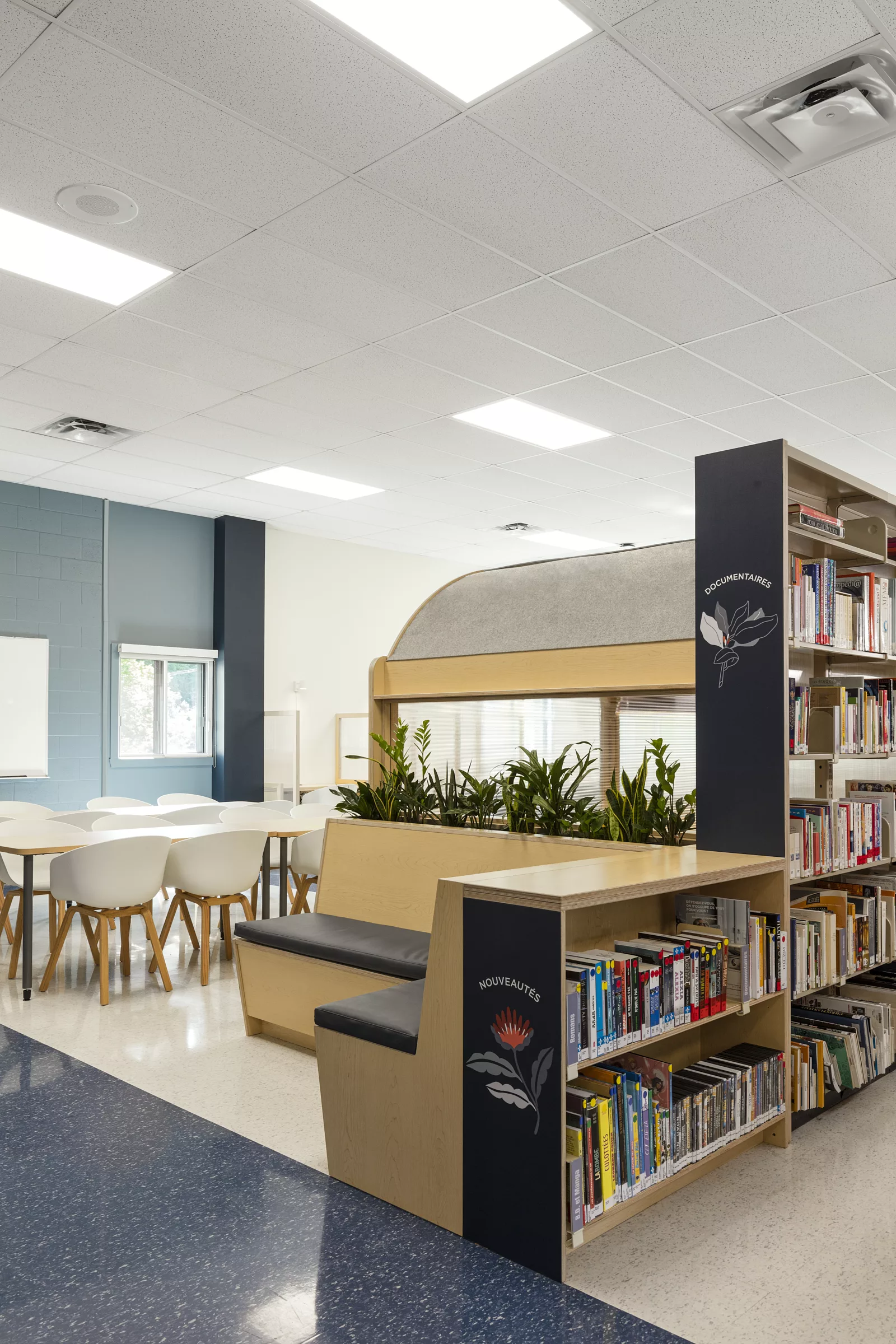 Une vue de la bibliothèque du Collège Saint-Hilaire.