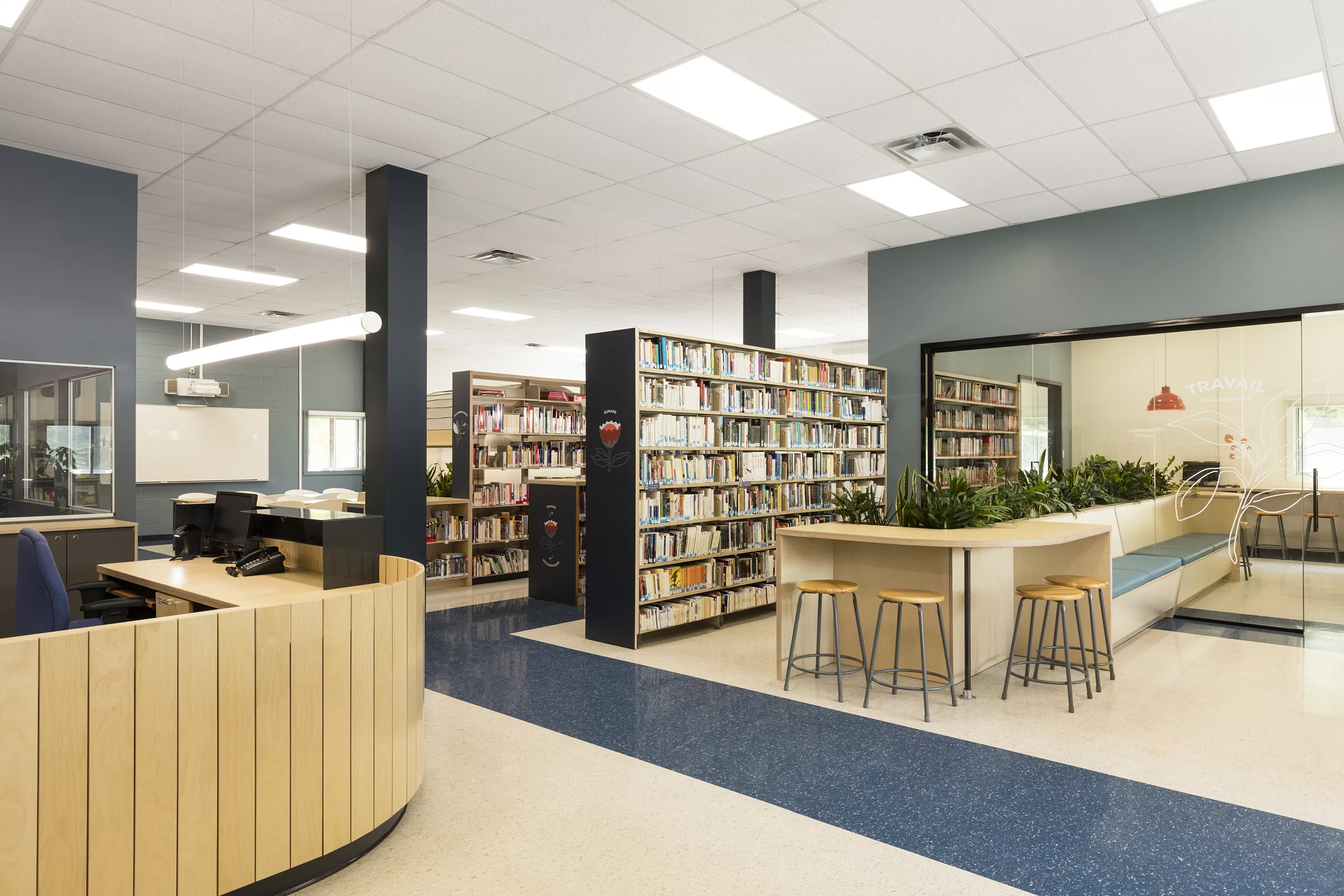 Une vue de la bibliothèque du Collège Saint-Hilaire depuis l'accueil.