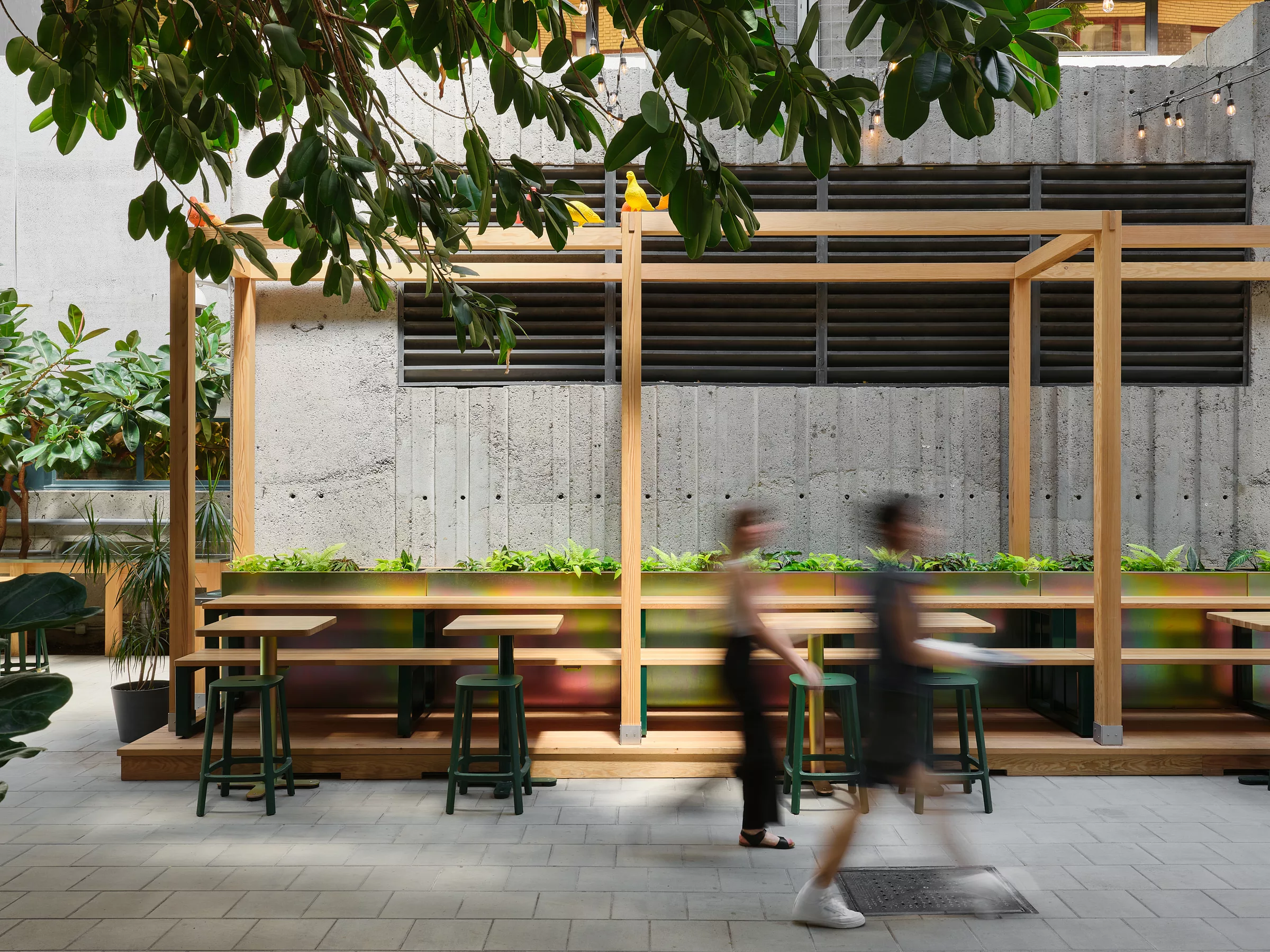 Détail de mobilier dans l'aménagement du jardin intérieur du Collège de Maisonneuve.