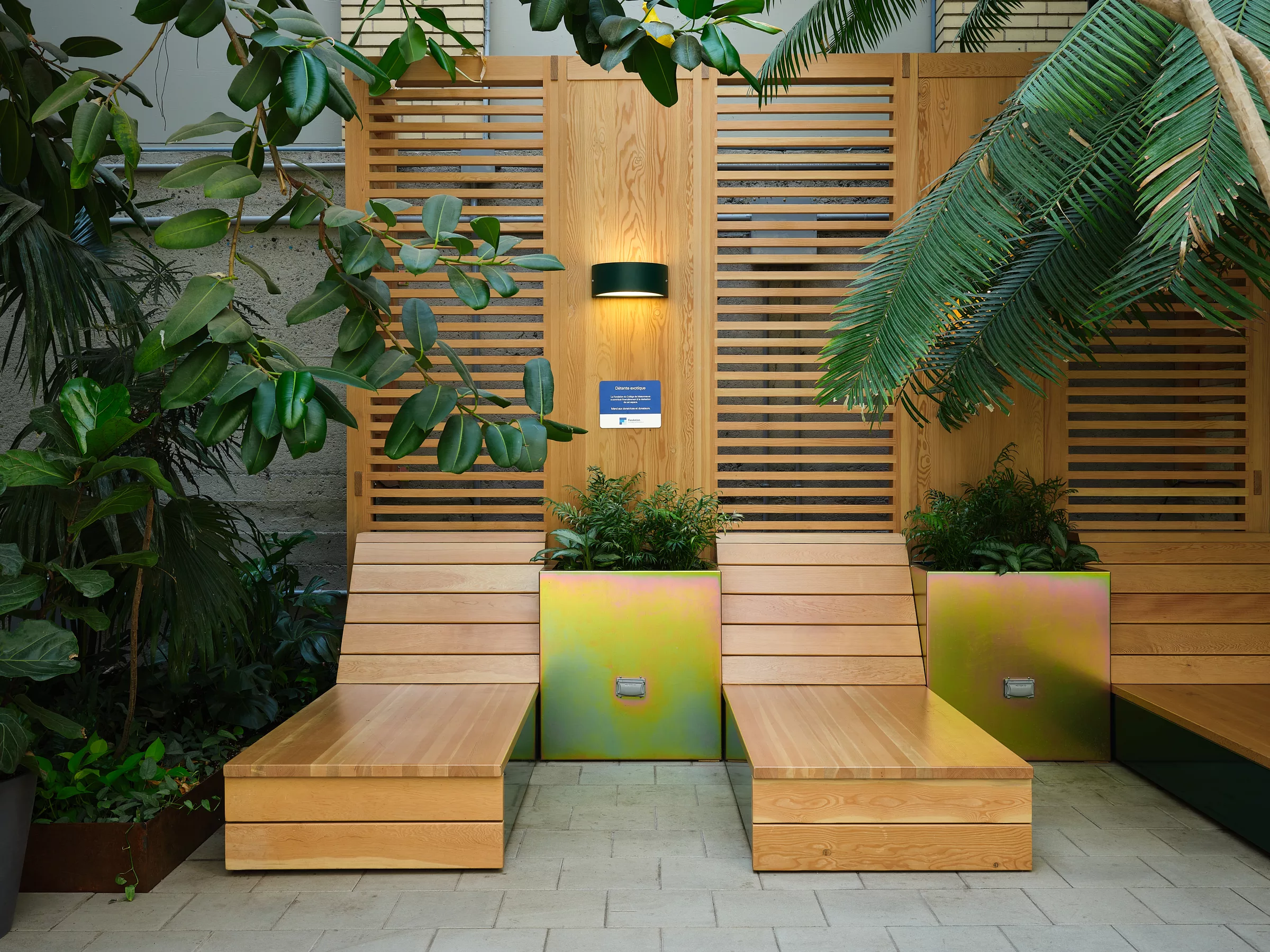 Détail de mobilier dans l'aménagement du jardin intérieur du Collège de Maisonneuve.
