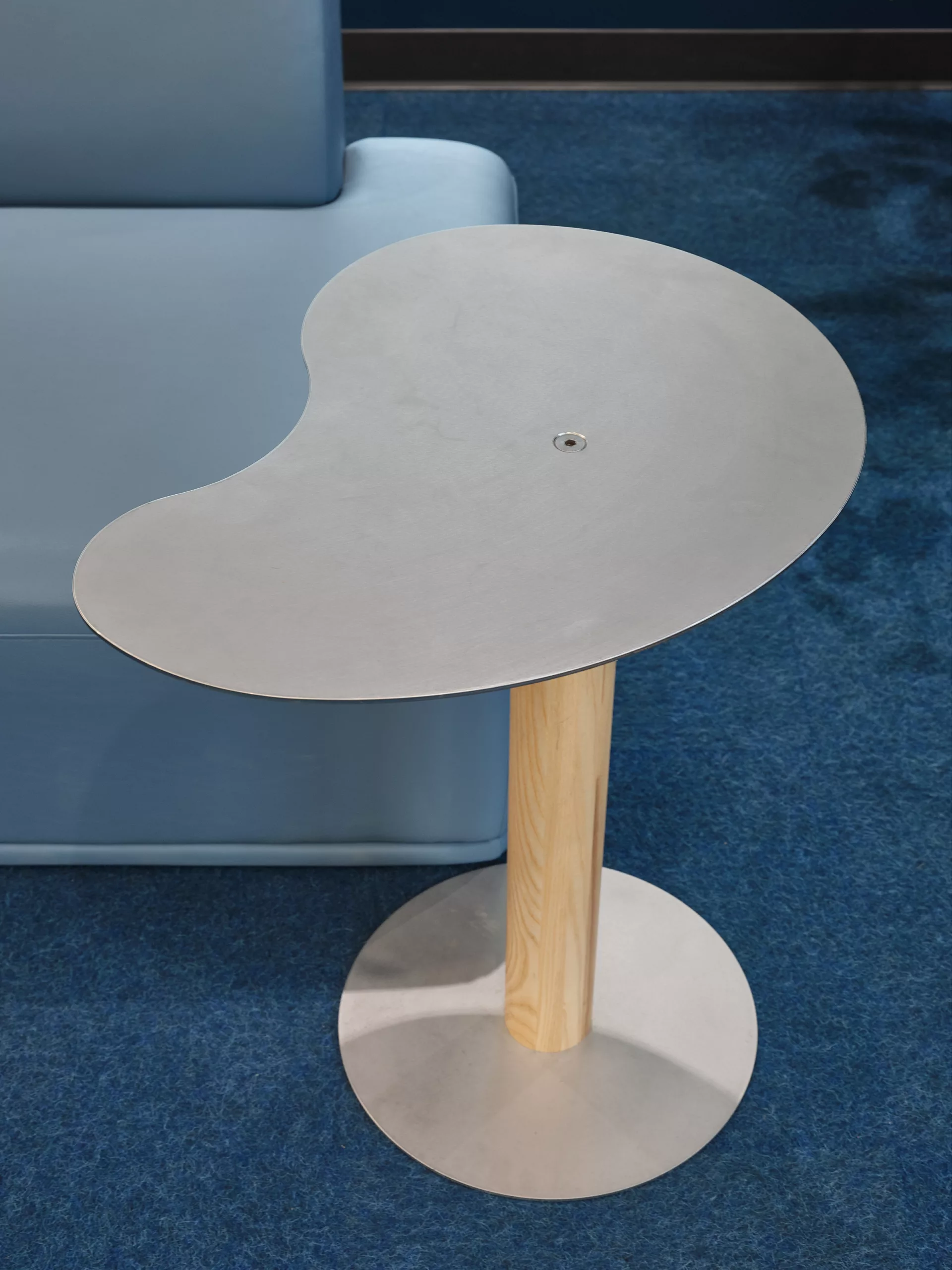 Détail d'une table en bois et métal créée par Taktik Design pour le pavillon sportif de l'Externat Sacré-Coeur.