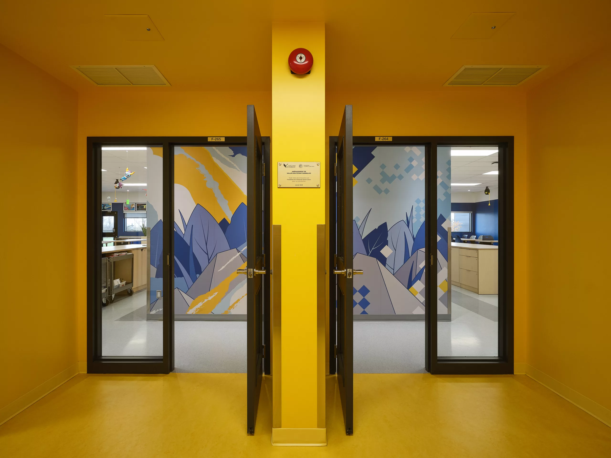 Vue des salles arts et techno, avec deux murales représentant la peinture et les arts technologies au pavillon sportif de l'Externat Sacré-Coeur.