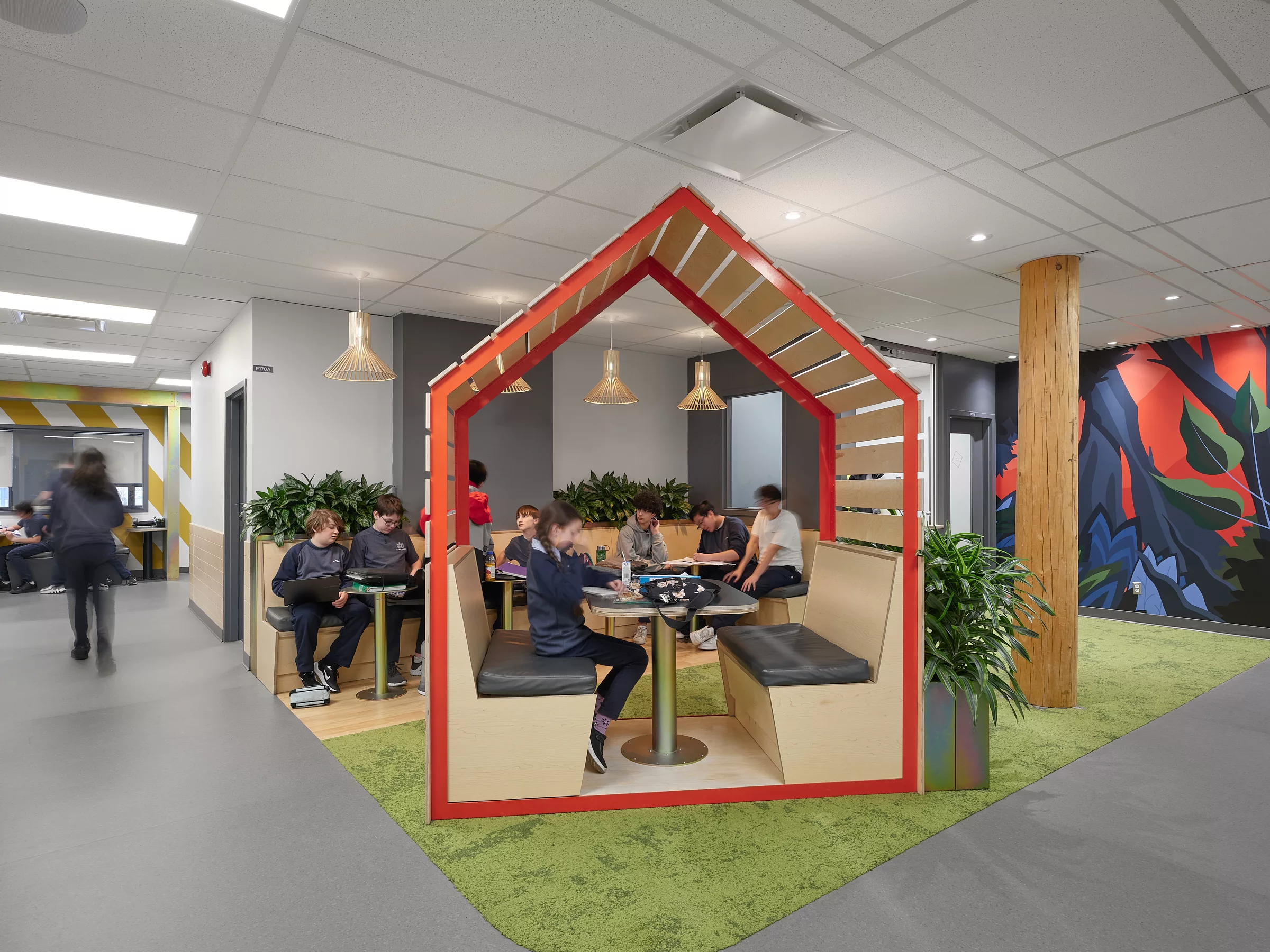 Autre vue de l'aménagement avec des élèves utilisant l'espace au Collège Sainte-Anne, Pavillon Marie Esther.