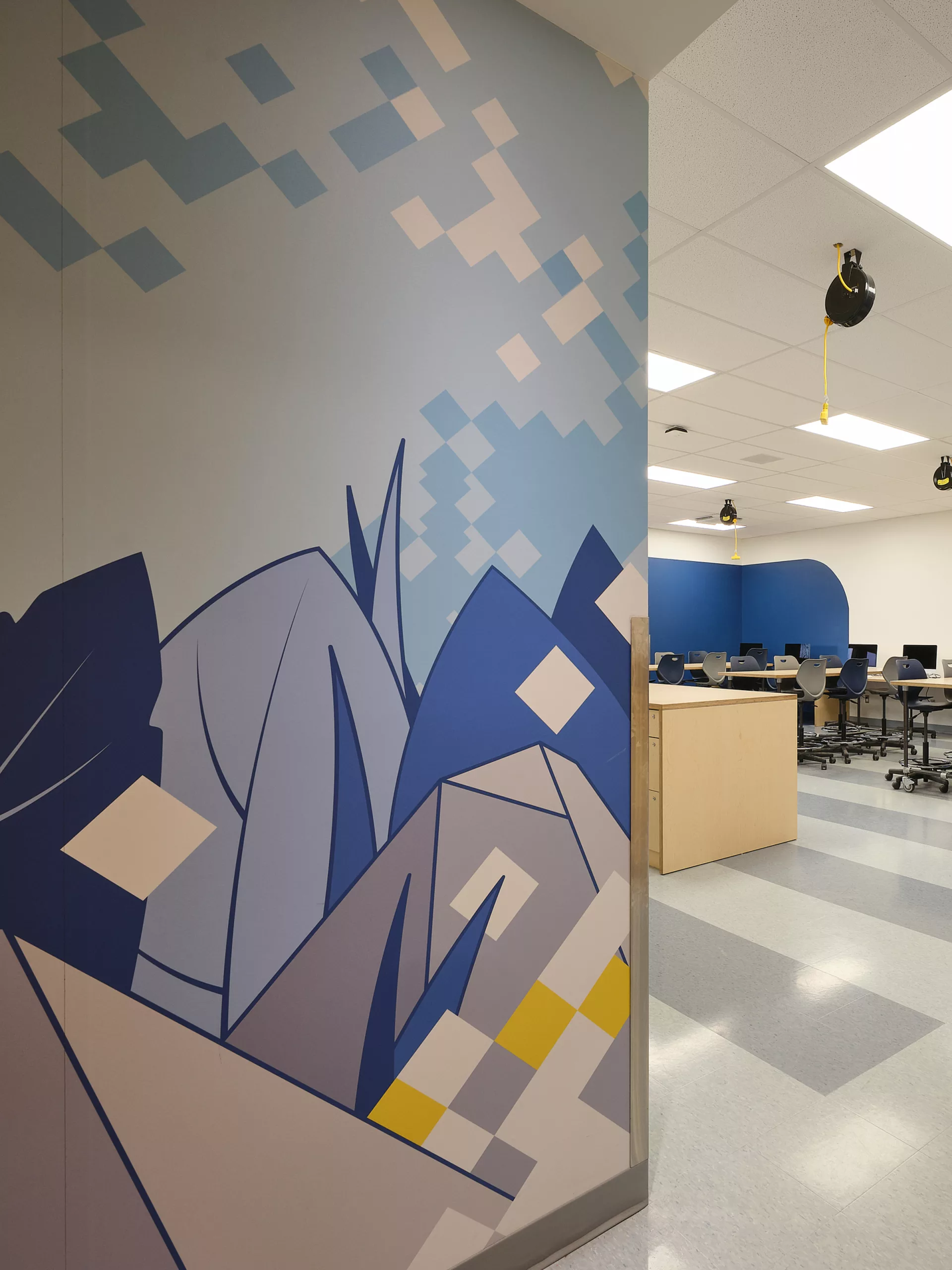 Vue de la salle techno avec la murale au premier plan au pavillon sportif de l'Externat Sacré-Coeur.