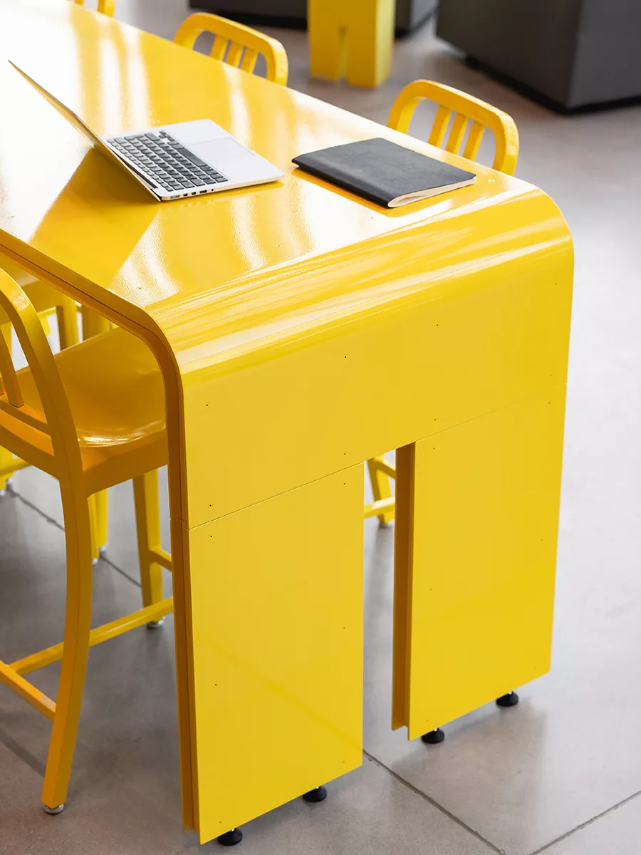 Détail du mobilier moderne peint en jaune.
