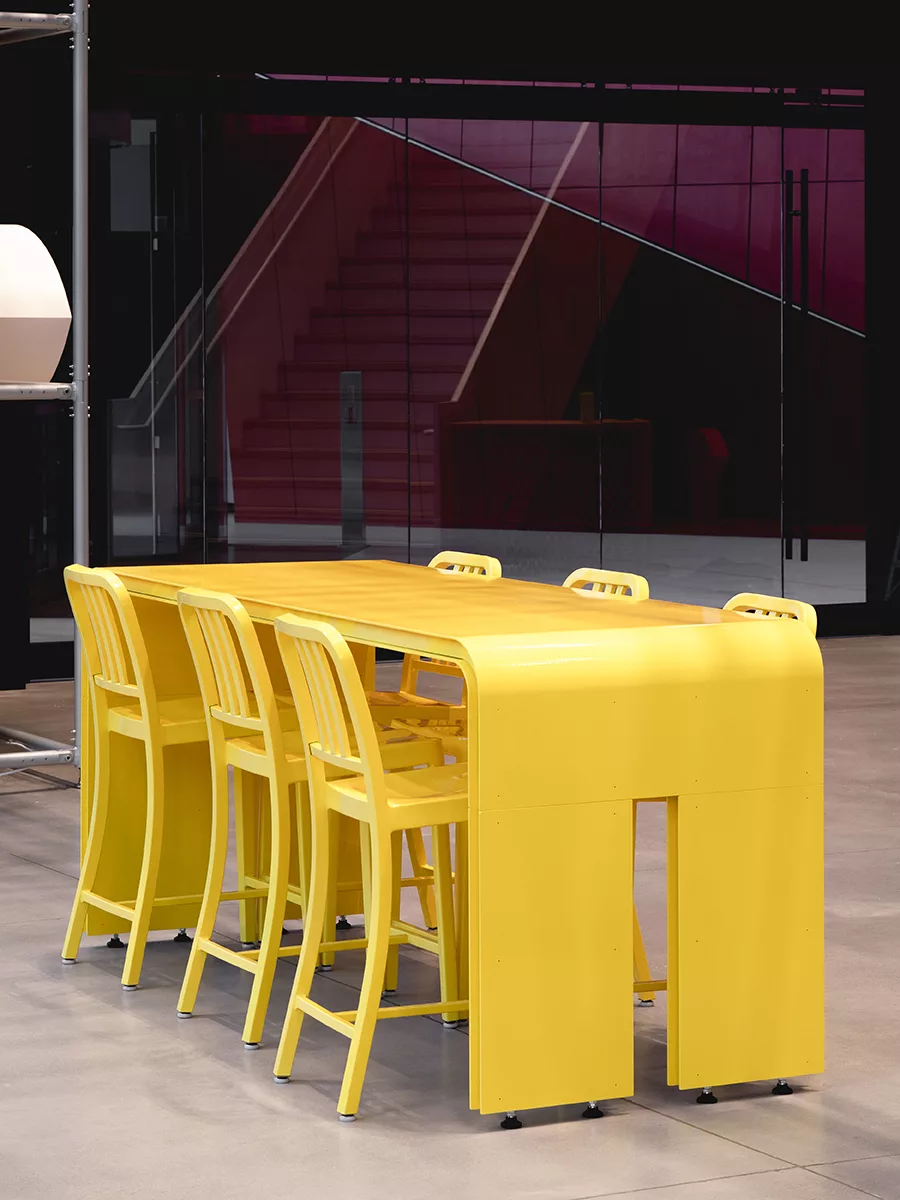 Détail du mobilier moderne peint en jaune.