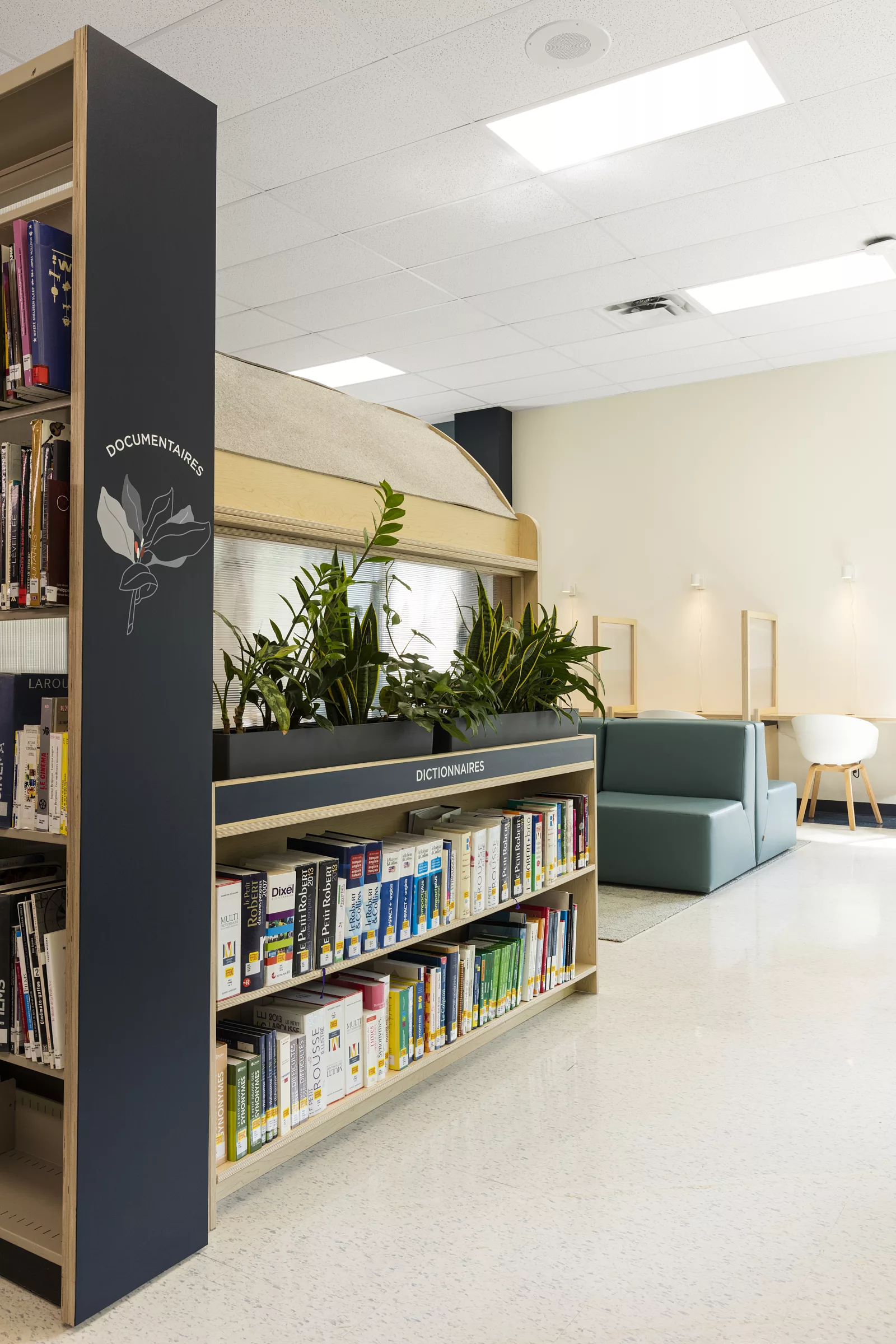 Une vue de la bibliothèque du Collège Saint-Hilaire.