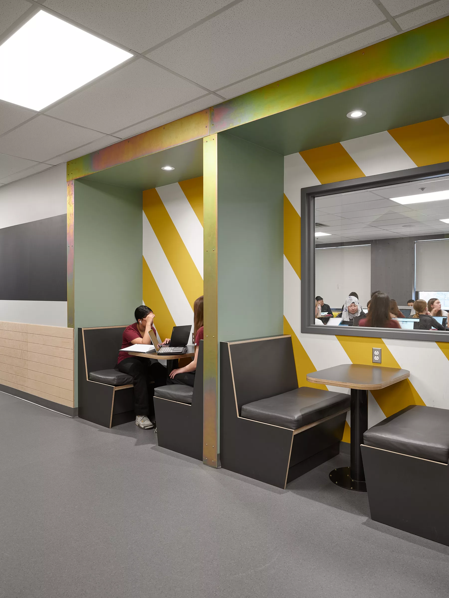 Une autre vue de l'espace banquettes et de la classe avec fenêtre au Collège Sainte-Anne, Pavillon Marie Esther.