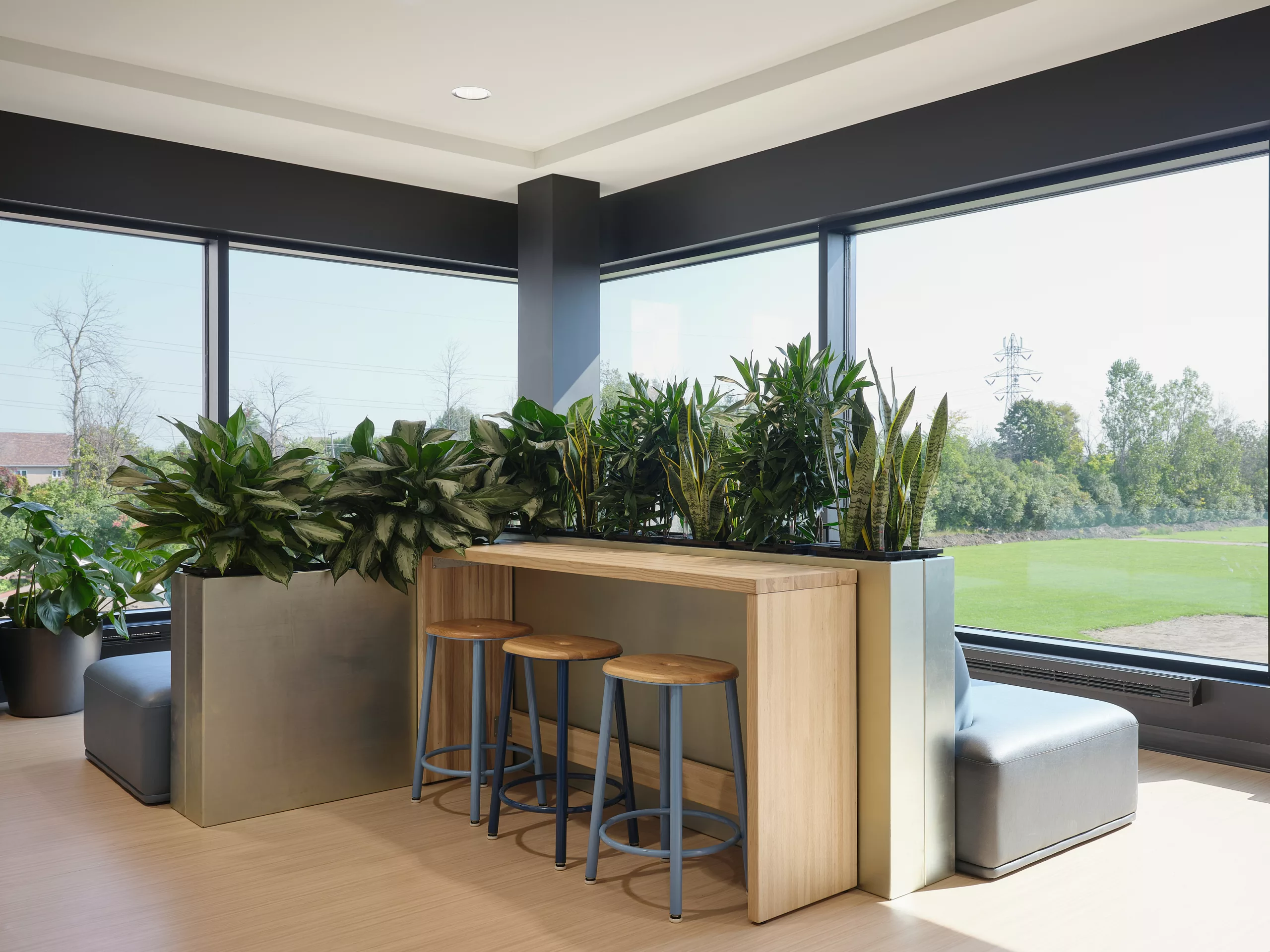 Détail de lieu de travail et de détente au pavillon sportif de l'Externat Sacré-Coeur.