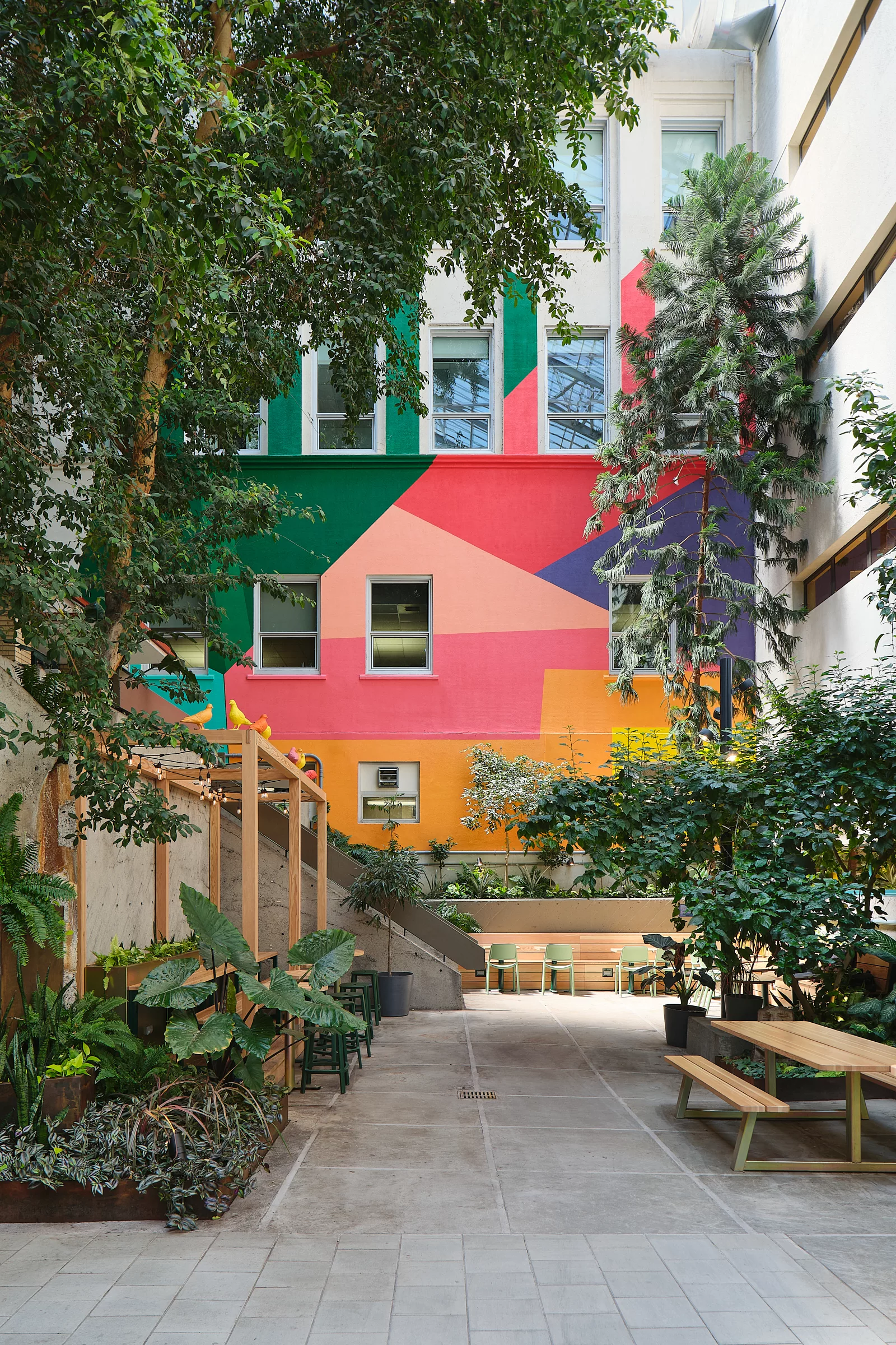 Détail de la murale abstraite peinte au jardin intérieur du Collège de Maisonneuve.