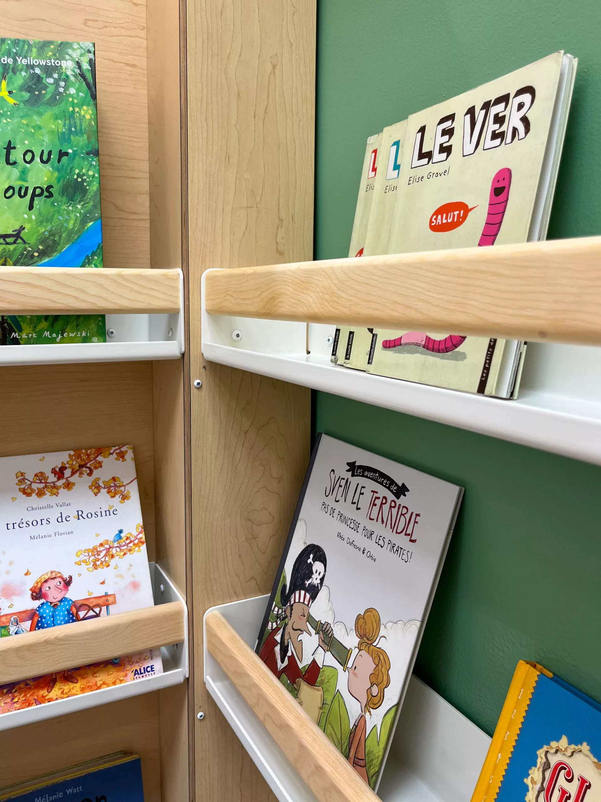 Détail de rangements et rayons créés sur mesure par taktik Design à l'école Sainte-Anne.
