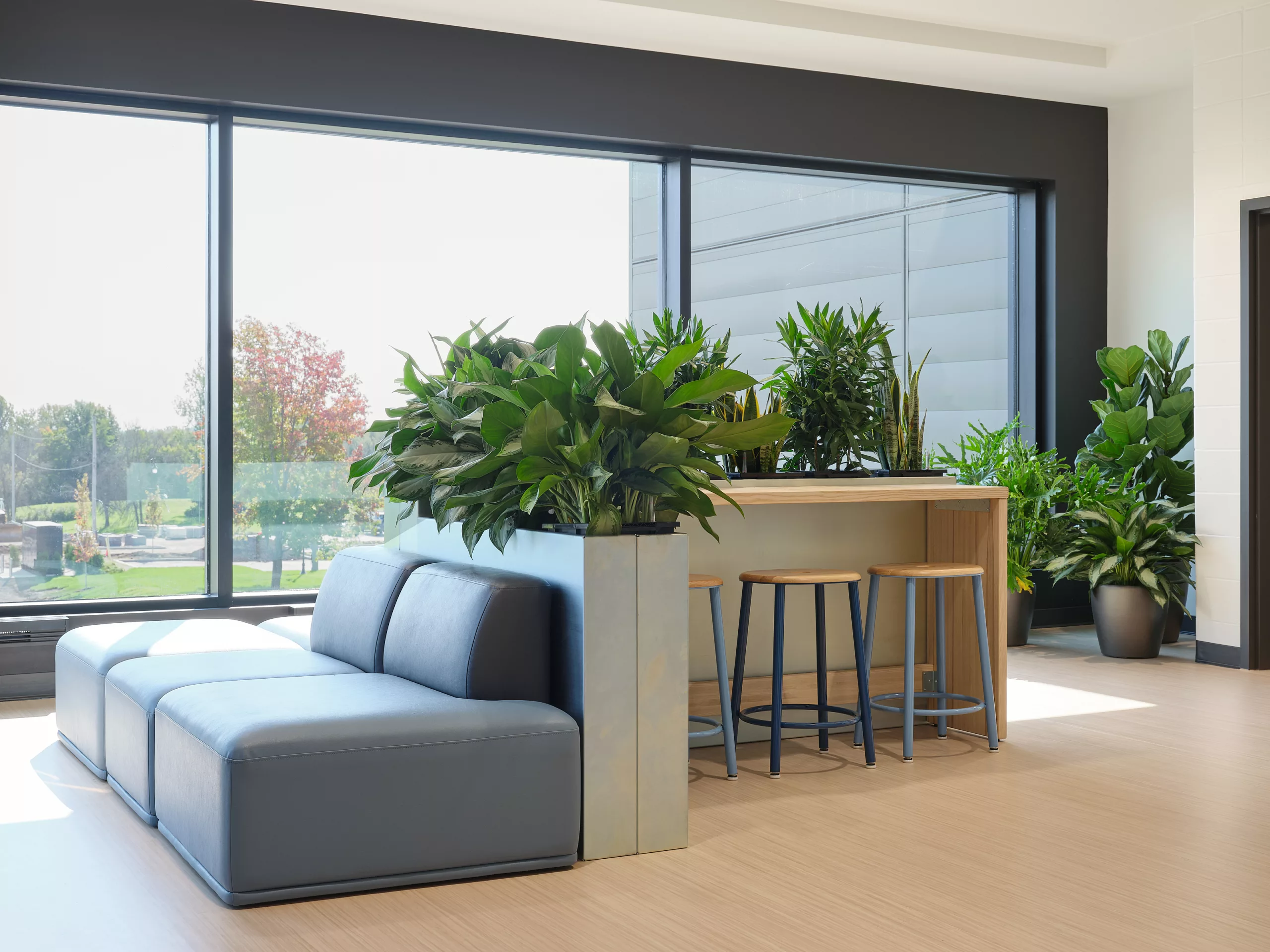 Détail de lieu de travail et de détente au pavillon sportif de l'Externat Sacré-Coeur.