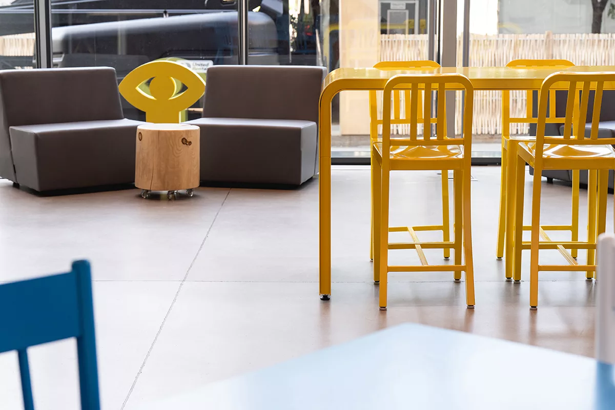 Détail du mobilier moderne peint en jaune.