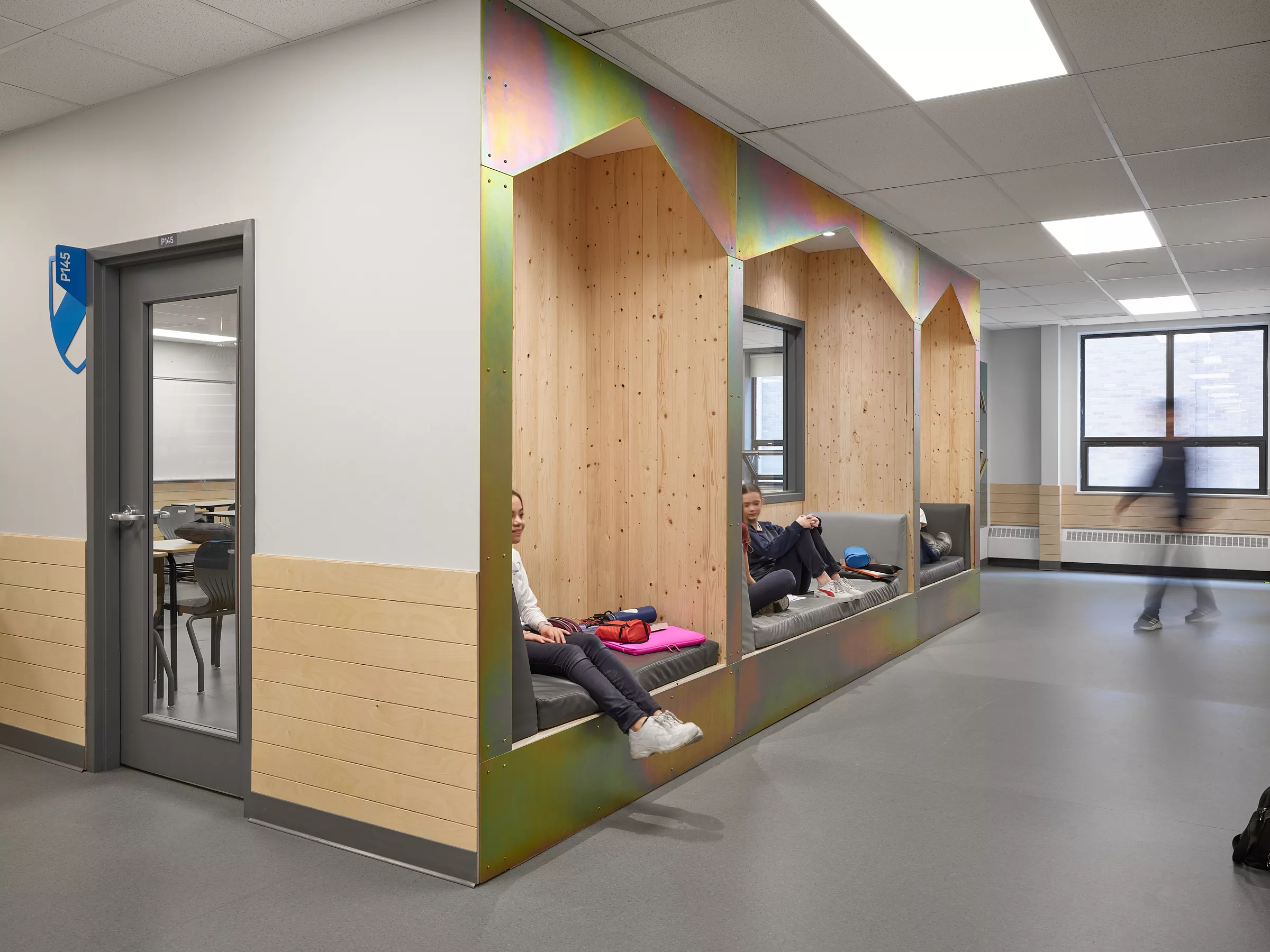 Vue des espaces banquettes créés dans le couloir au Collège Sainte-Anne, Pavillon Marie Esther.
