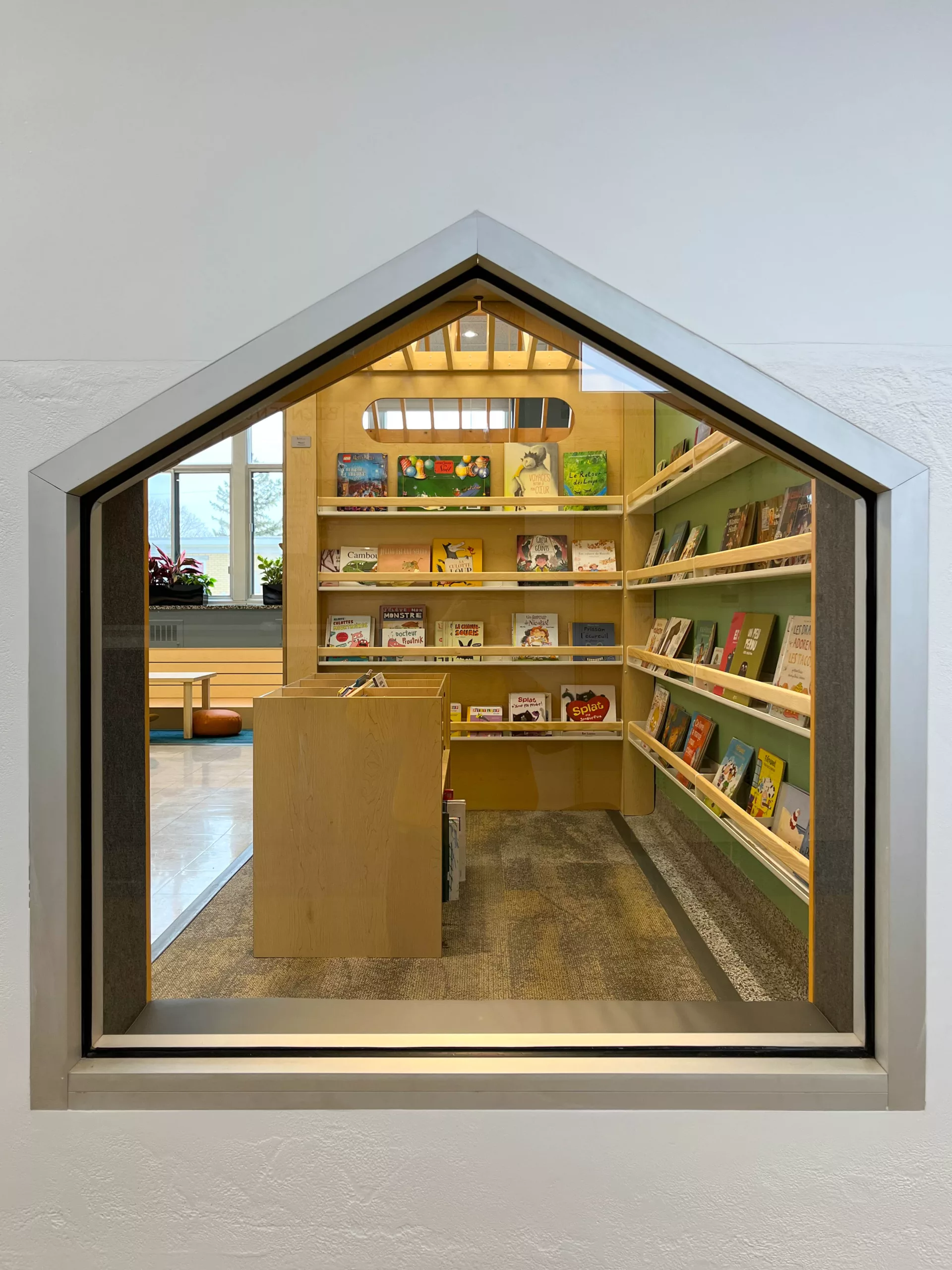 Détail d'une fenêtre en forme de maisons à la bibliothèque de l'école Sainte-Anne.
