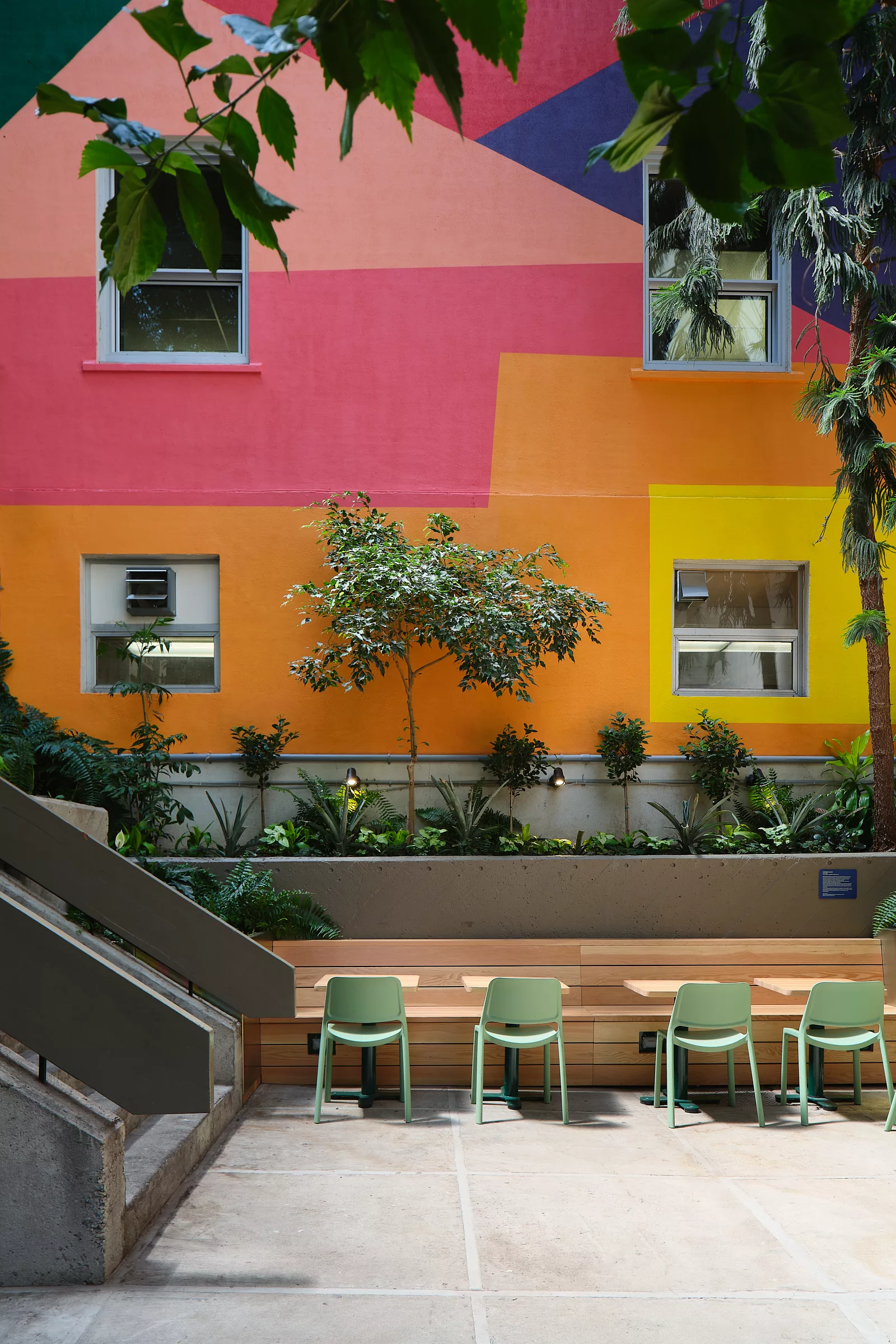 Détail de la murale abstraite peinte au jardin intérieur du Collège de Maisonneuve.