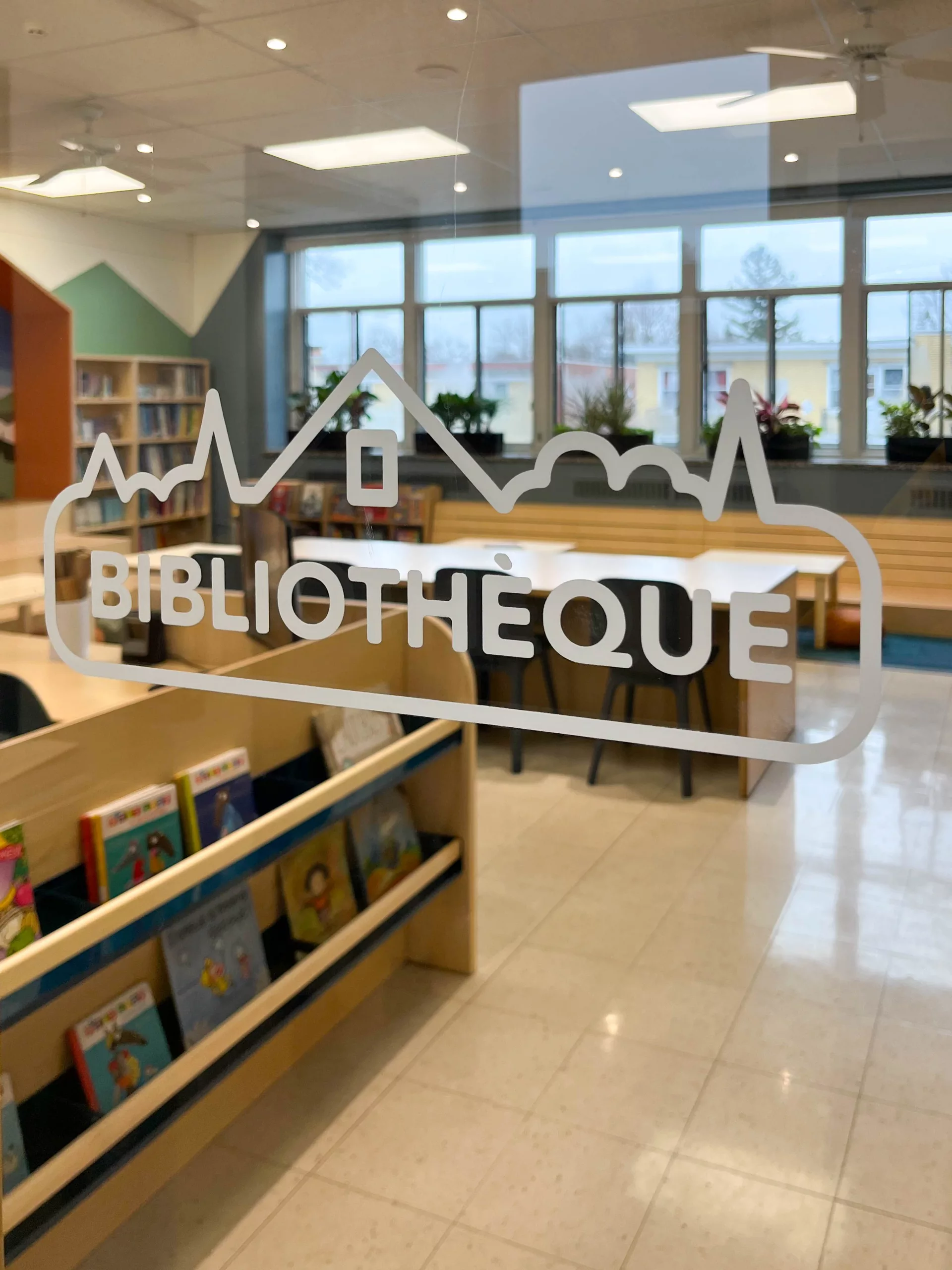 Détail de graphisme à la bibliothèque de l'école Sainte-Anne.