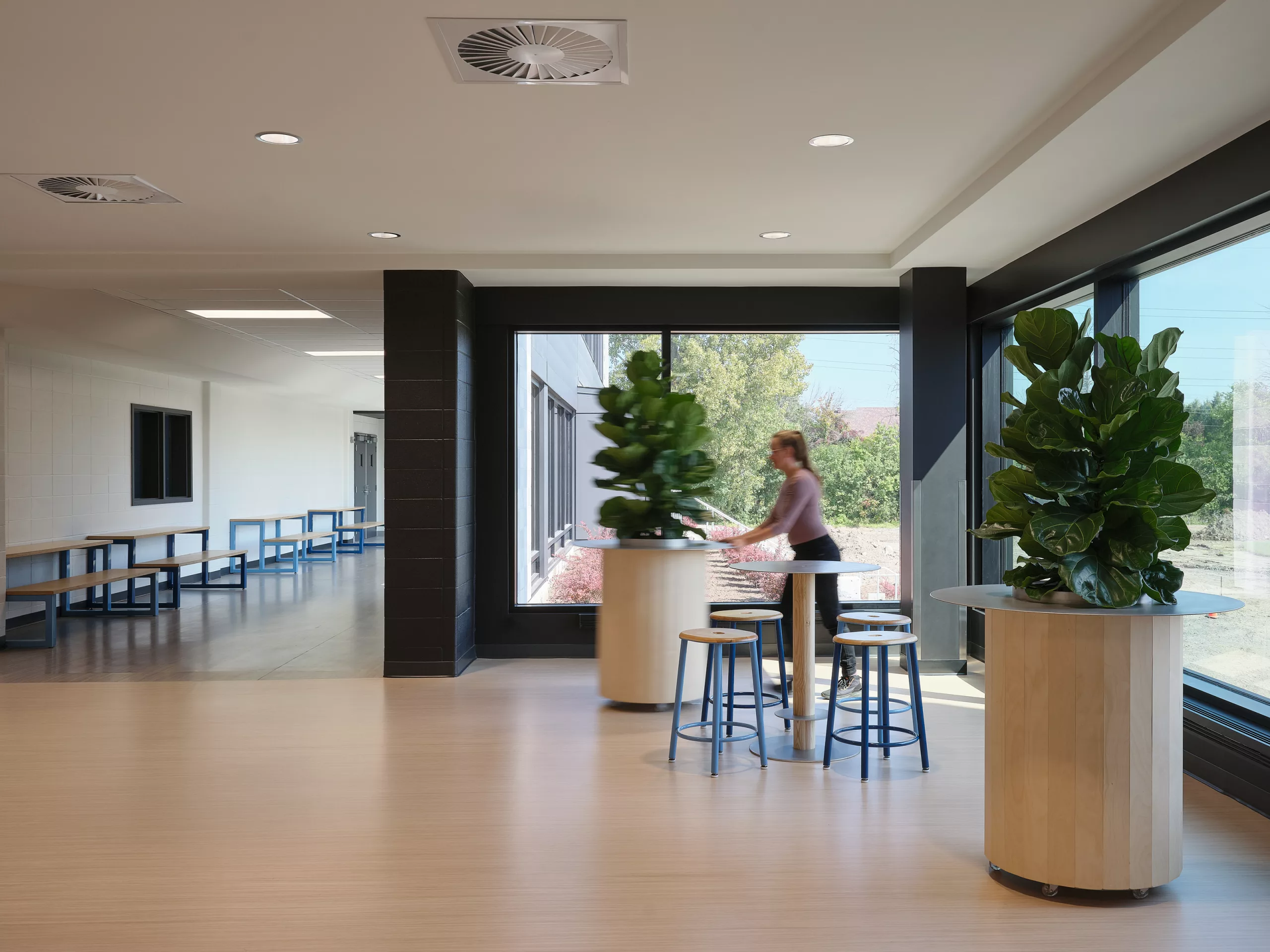 Vue d'un espace de circulation avec des espaces de détente au pavillon sportif de l'Externat Sacré-Coeur.