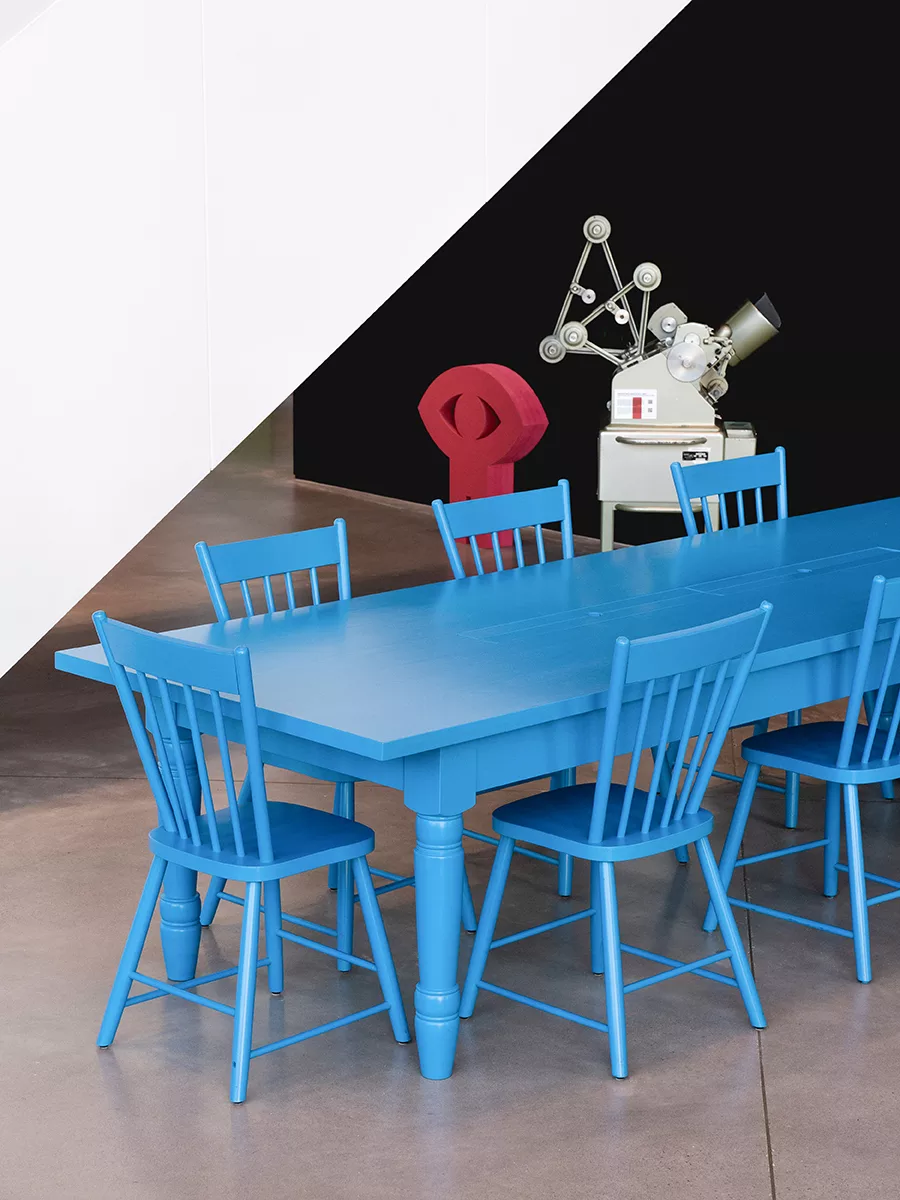 Détail de l'aménagement à l'Office National du Film à Montréal. On y voit une table ancestrale peinte en bleu.