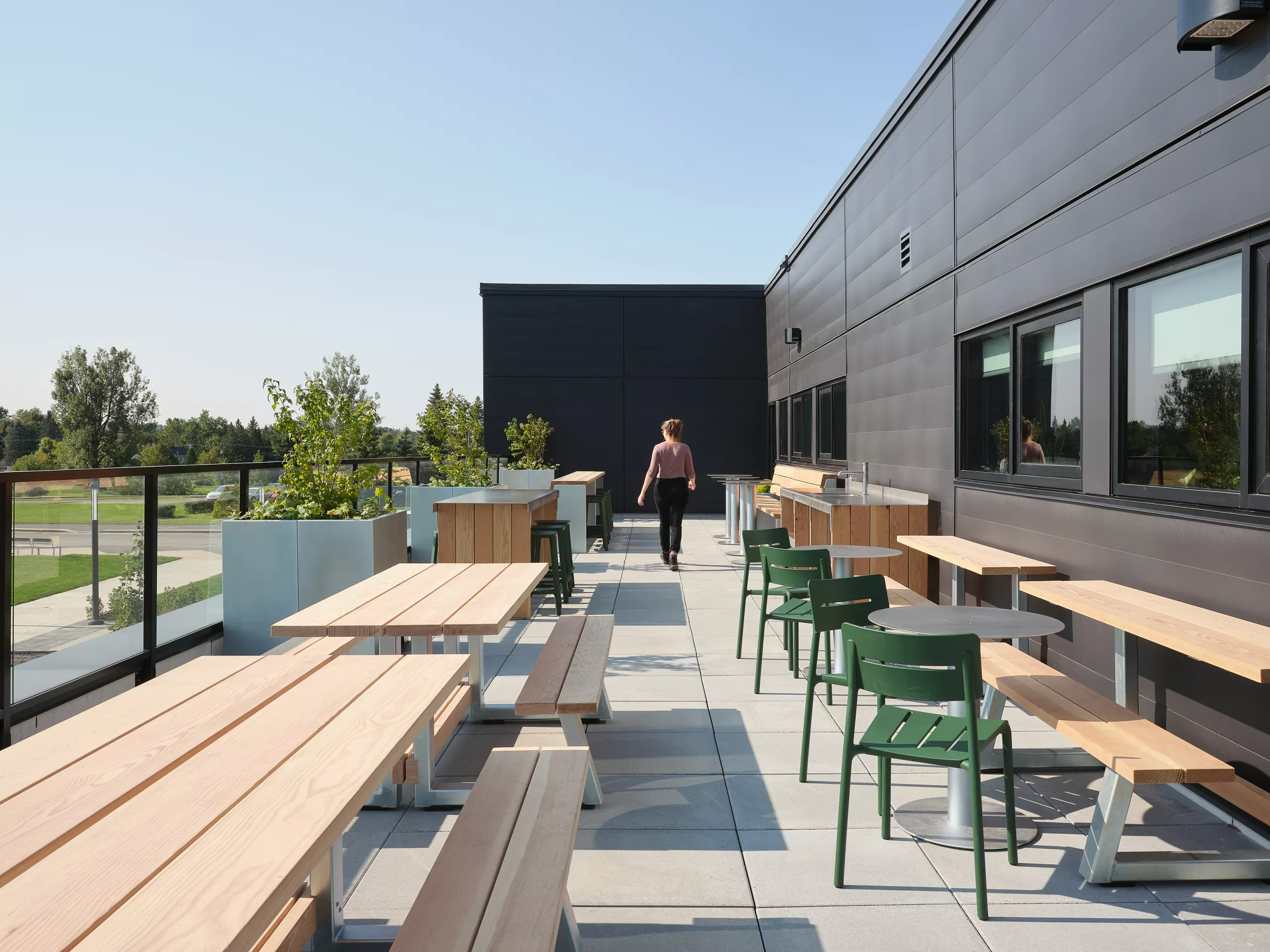 Vue de la terrasse aménagée avec du mobilier Taktik Design au pavillon sportif de l'Externat Sacré-Coeur.