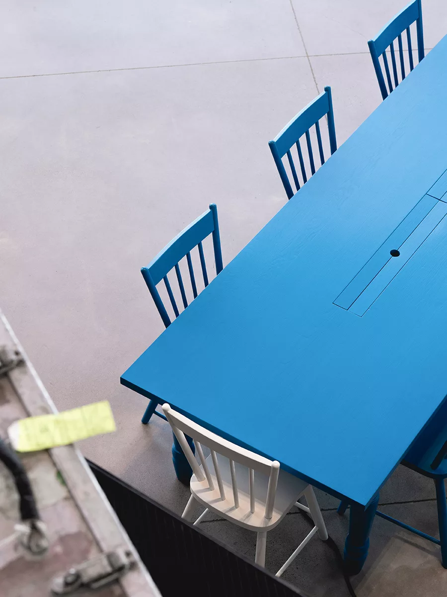 Détail de l'aménagement à l'Office National du Film à Montréal. On y voit une table ancestrale peinte en bleu.