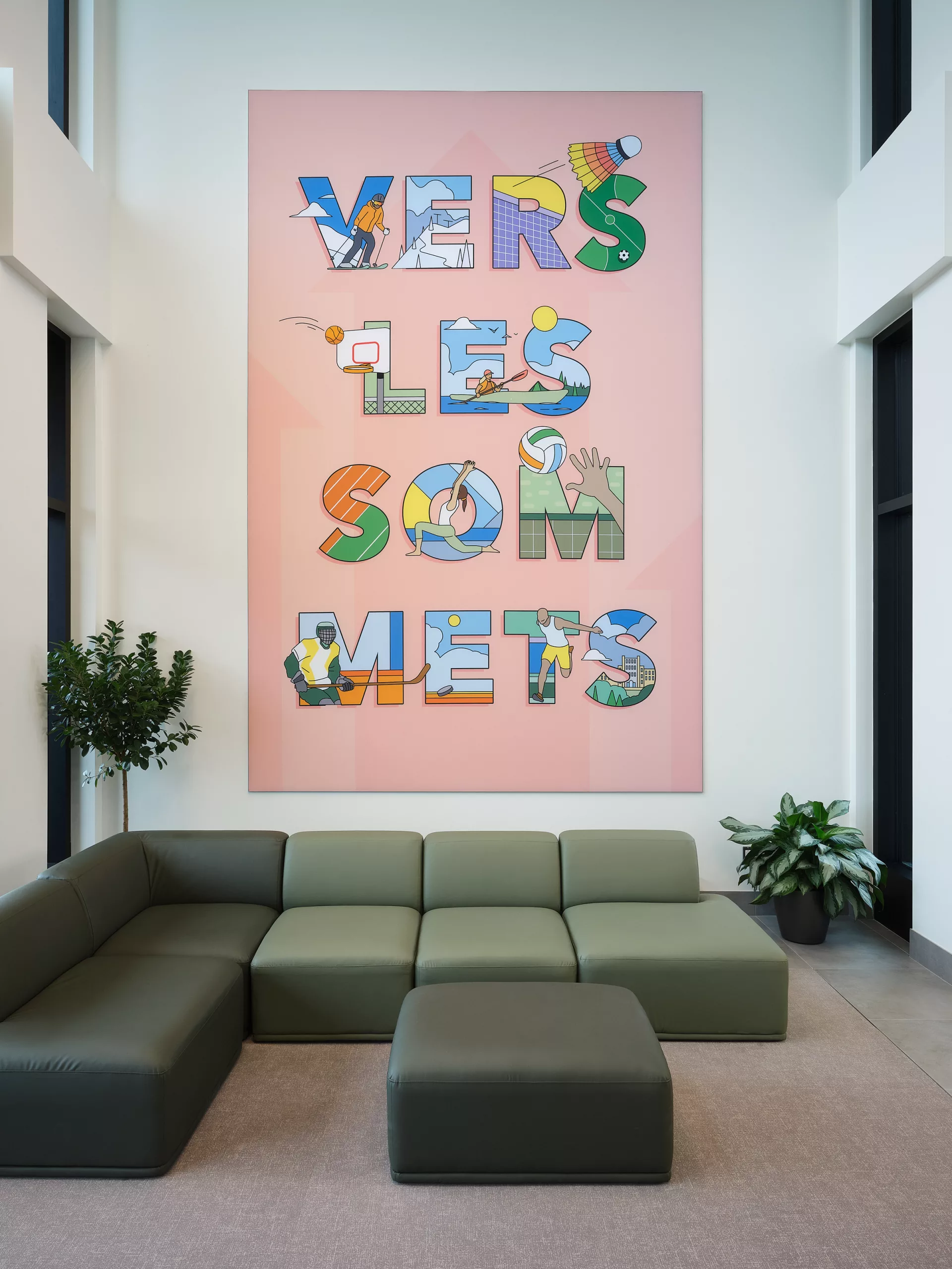 Vue d'une toile imprimée créée par Lucas Saenger pour le pavillon sportif de l'Externat Sacré-Coeur. On peut y lire en lettres illustrées "Vers les sommets".