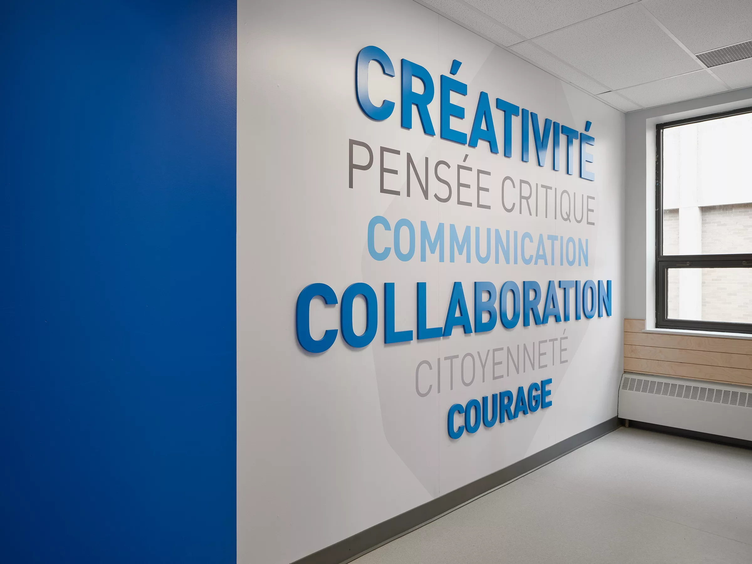 Mur des valeurs, avec les mots forts représentant l'école au Collège Sainte-Anne, Pavillon Marie Esther.