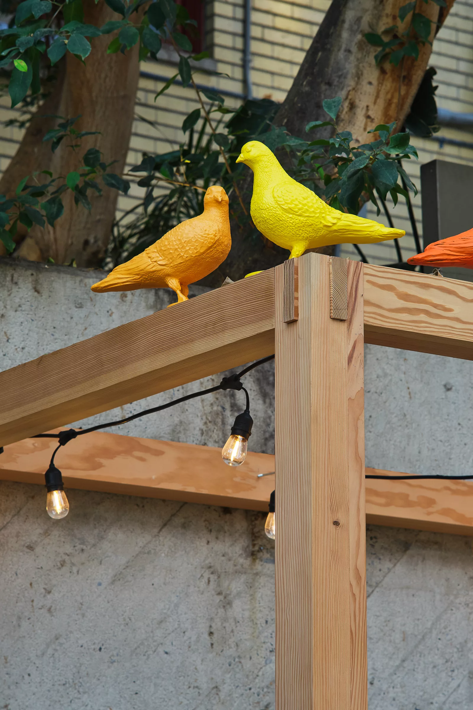 Détail de pigeons créés sur mesure pour le projet du jardin intérieur du Collège de Maisonneuve.