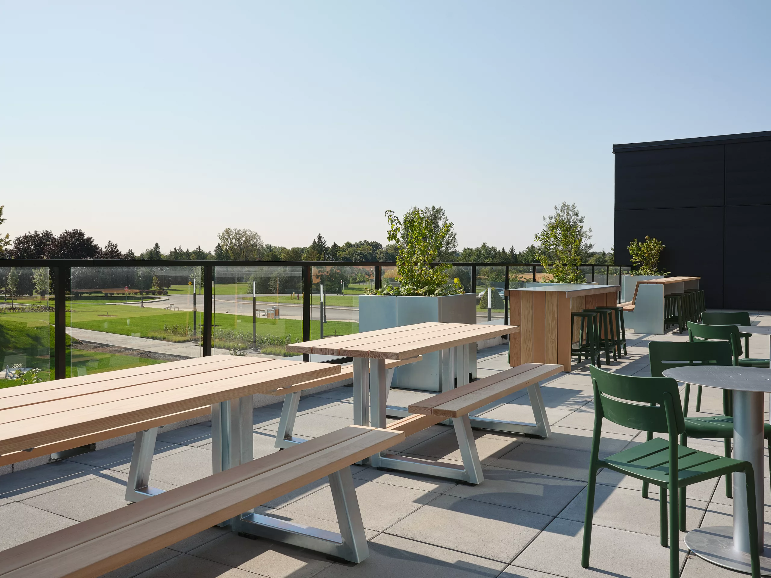 Vue de la terrasse aménagée avec du mobilier Taktik Design au pavillon sportif de l'Externat Sacré-Coeur.