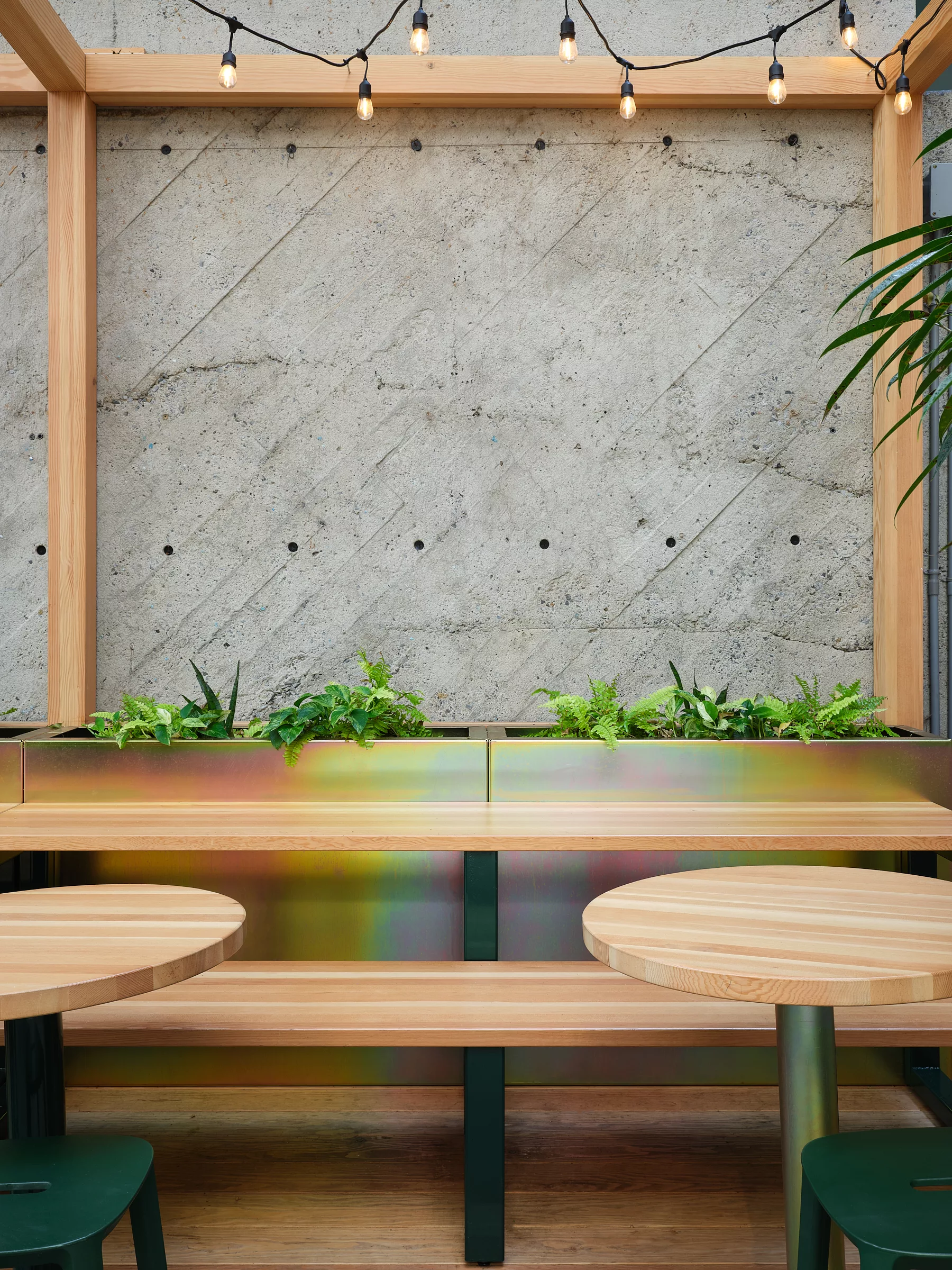 Détail de mobilier dans l'aménagement du jardin intérieur du Collège de Maisonneuve.