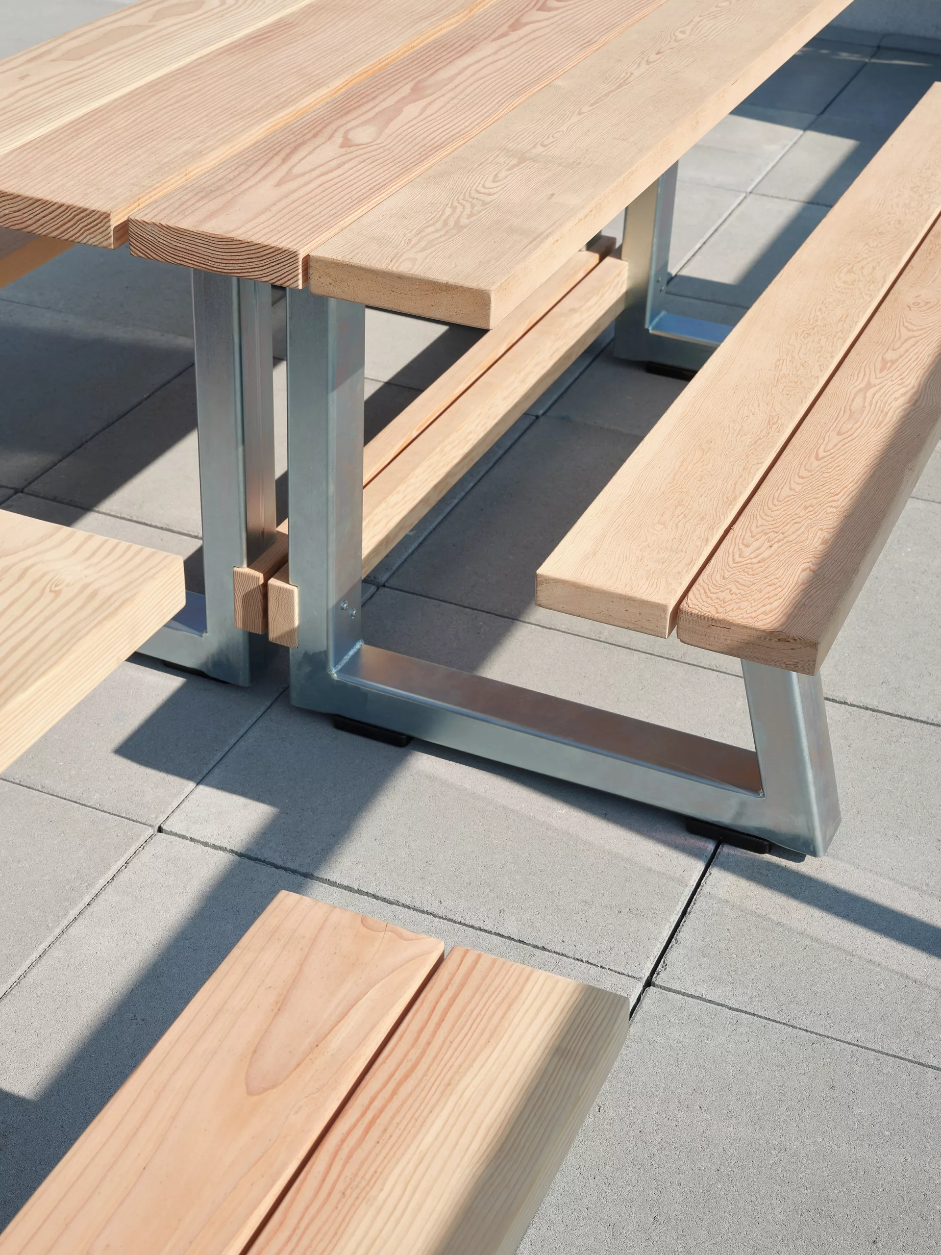 Détail de mobilier Taktik Design sur la terrasse du pavillon sportif de l'Externat Sacré-Coeur.