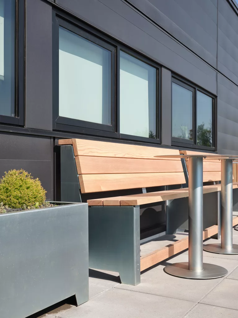 Détail de mobilier Taktik Design sur la terrasse au pavillon sportif de l'Externat Sacré-Coeur.