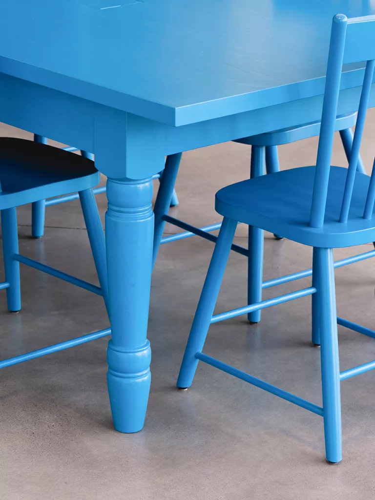 Détail du mobilier ancestral peint en bleu.