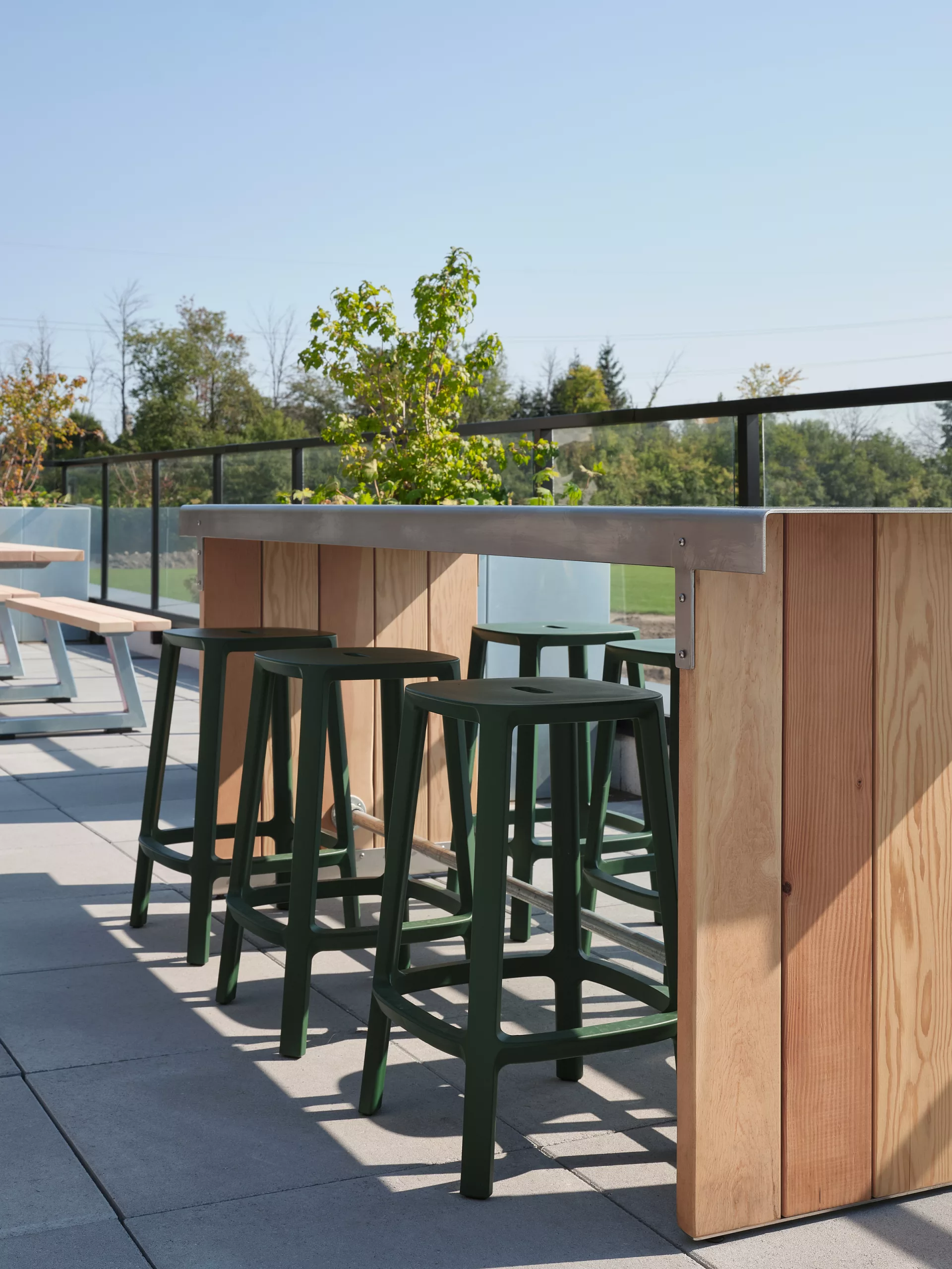 Détail de mobilier Taktik Design sur la terrasse au pavillon sportif de l'Externat Sacré-Coeur.