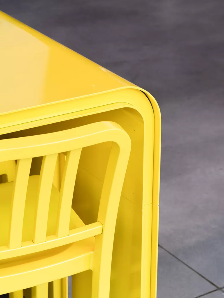Détail du mobilier moderne peint en jaune.