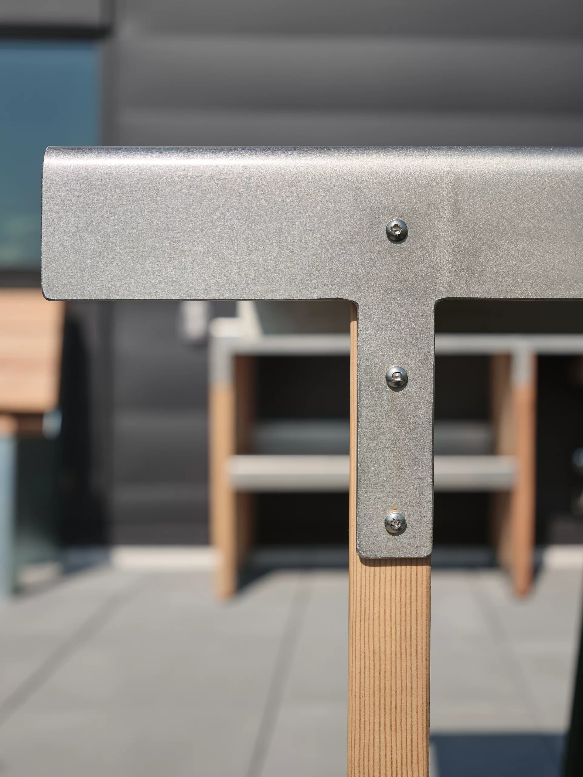 Détail de mobilier Taktik Design sur la terrasse au pavillon sportif de l'Externat Sacré-Coeur.