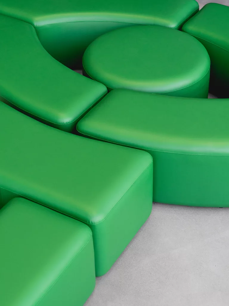 Détail de l'aménagement à l'Office National du Film à Montréal. On y voit une banquette sur mesure, à la forme et aux couleurs du logo de l'ONF.