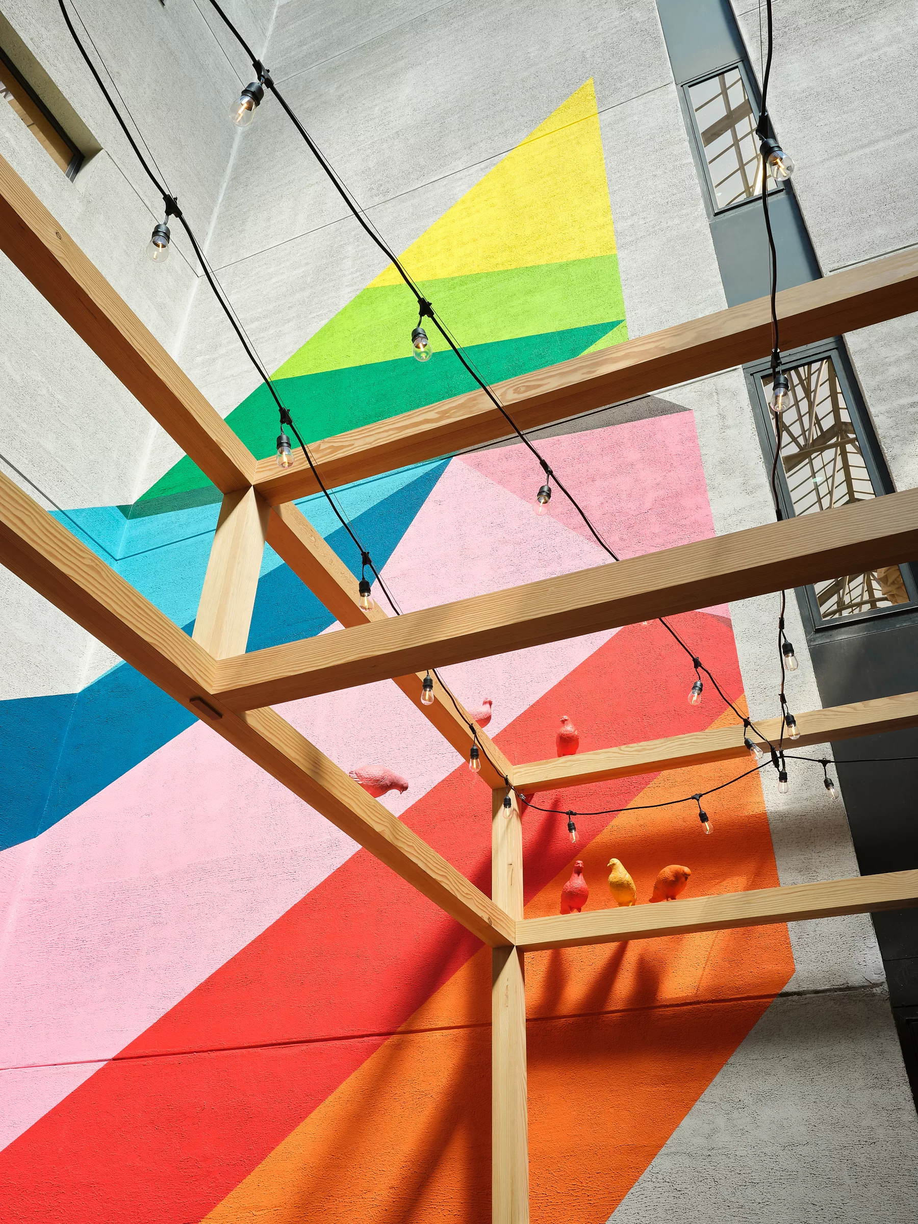 Détail de la murale abstraite peinte au jardin intérieur du Collège de Maisonneuve.