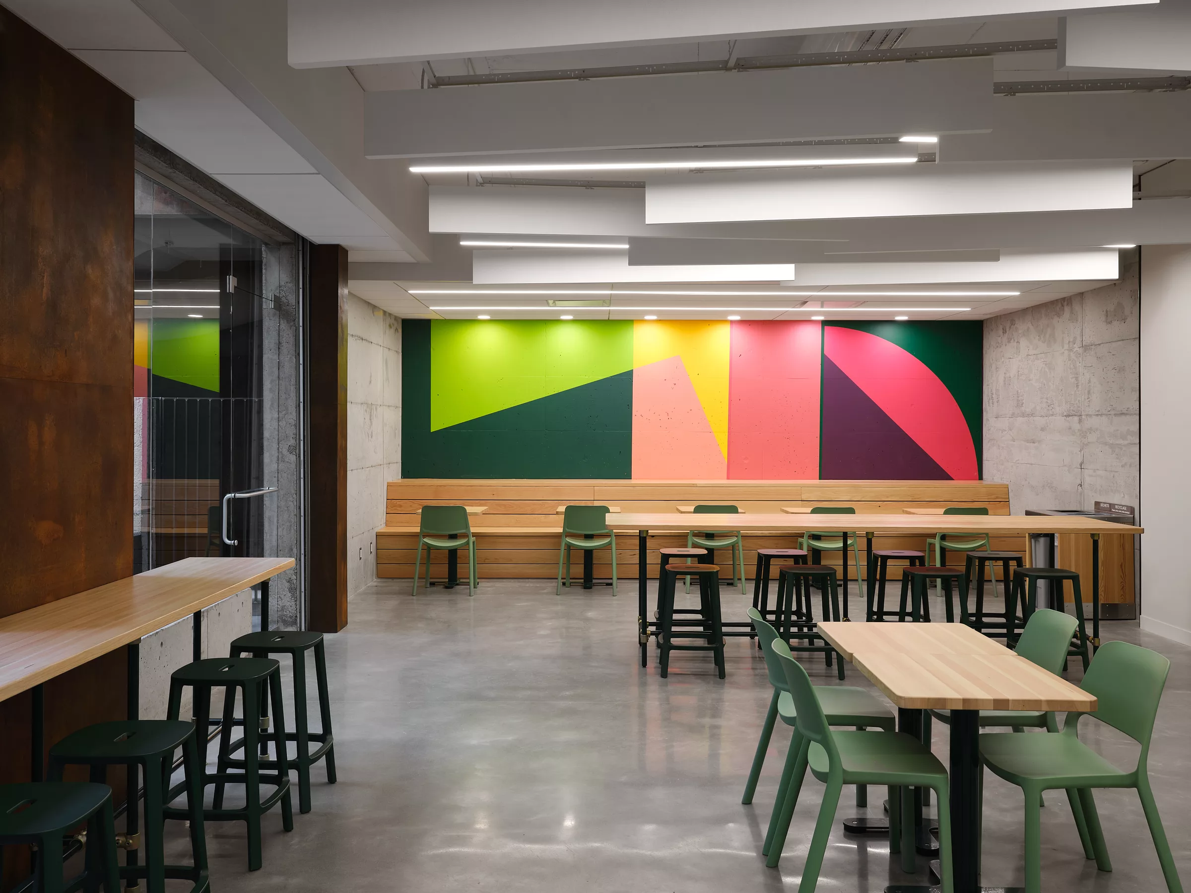 Détail de la murale abstraite peinte dans la salle de repos, en dessous du jardin intérieur du Collège de Maisonneuve.